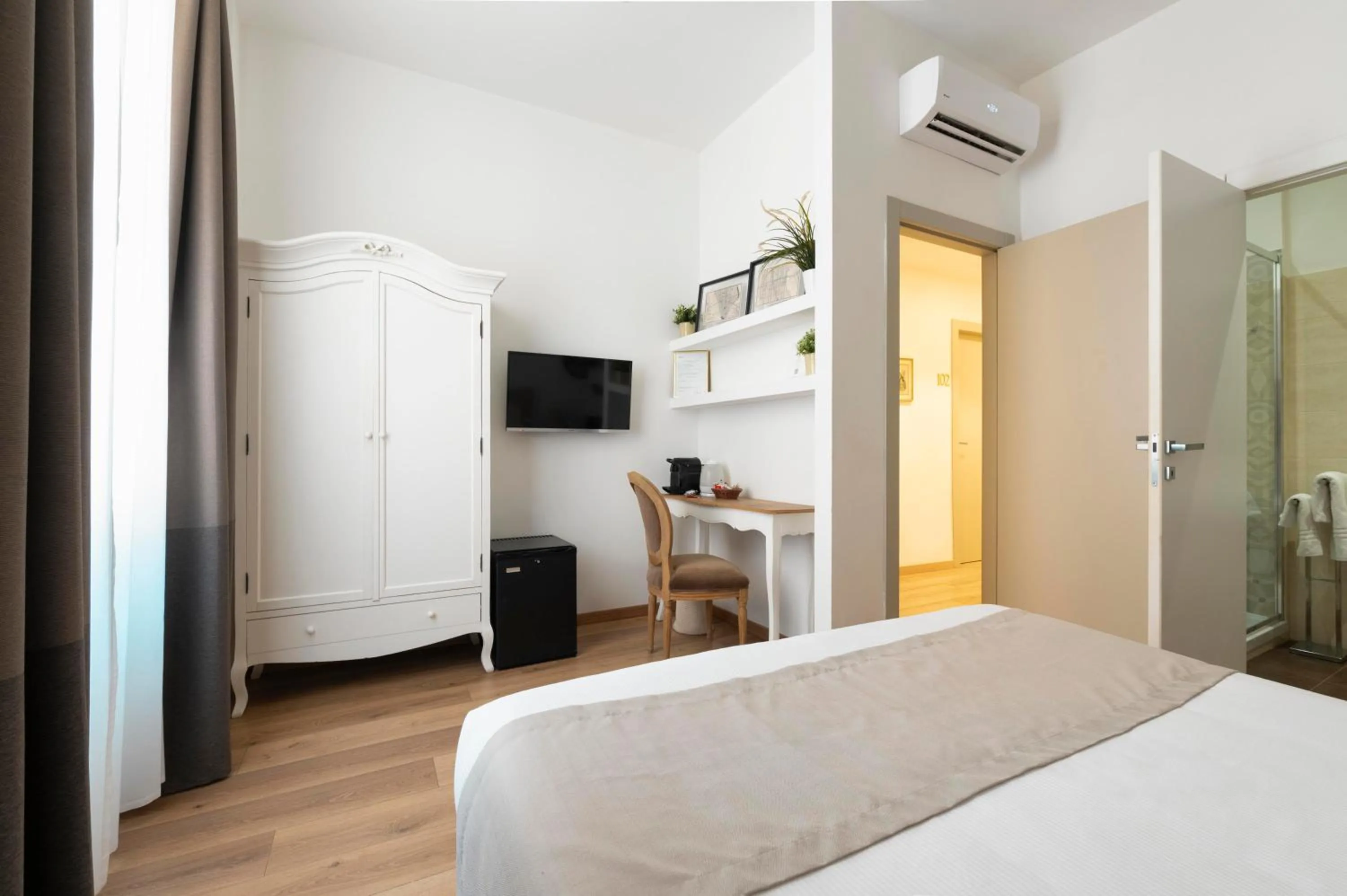 TV and multimedia, Bed in Popolo & Flaminio Rooms