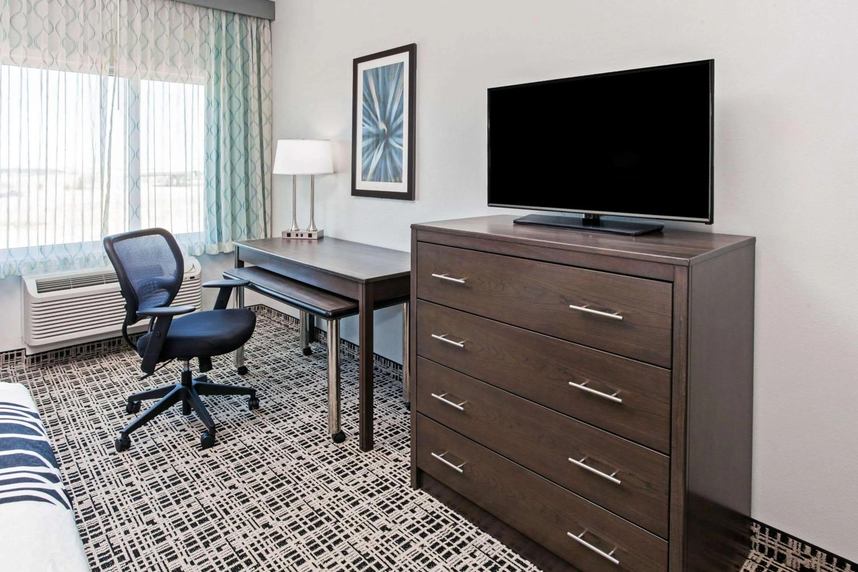 Photo of the whole room in La Quinta by Wyndham Lubbock South