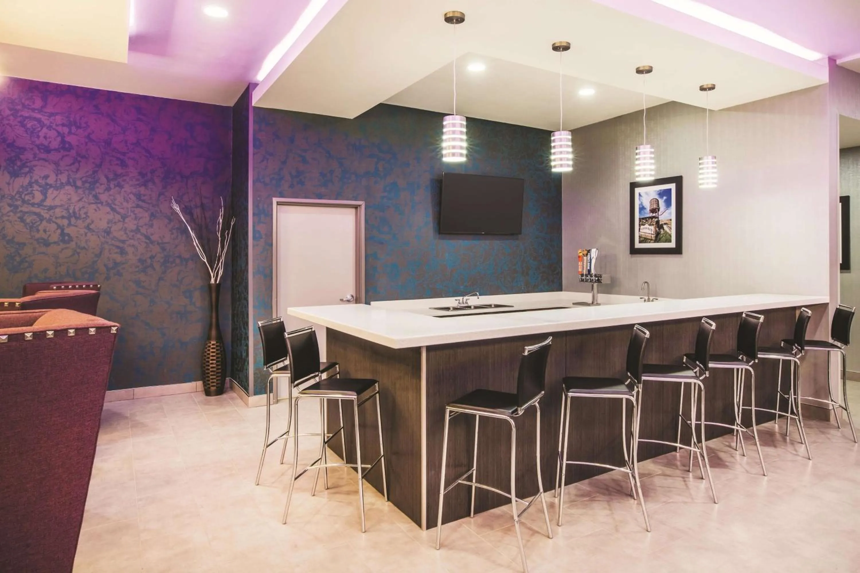 Lounge or bar in La Quinta by Wyndham Lubbock South