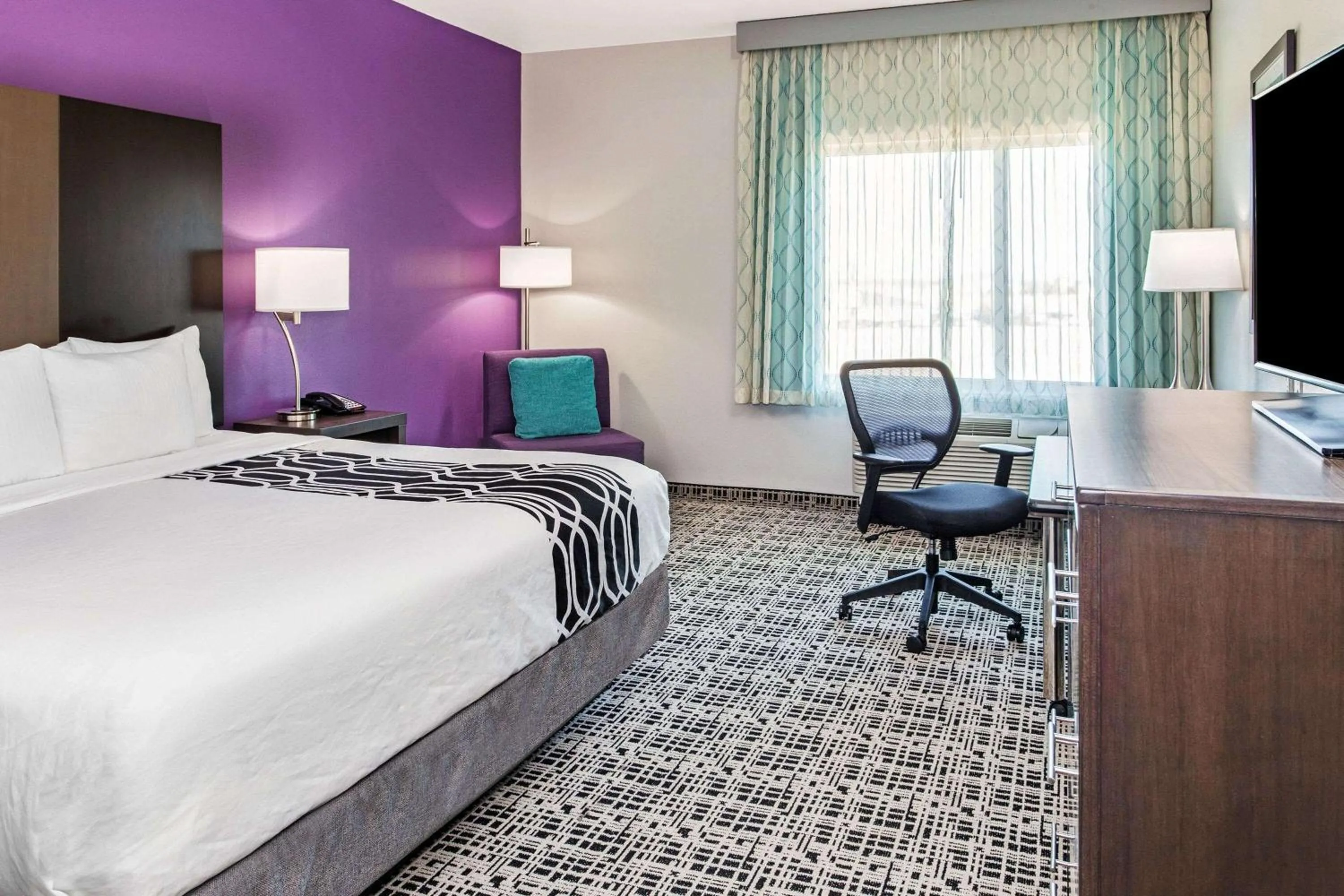 Photo of the whole room, Bed in La Quinta by Wyndham Lubbock South