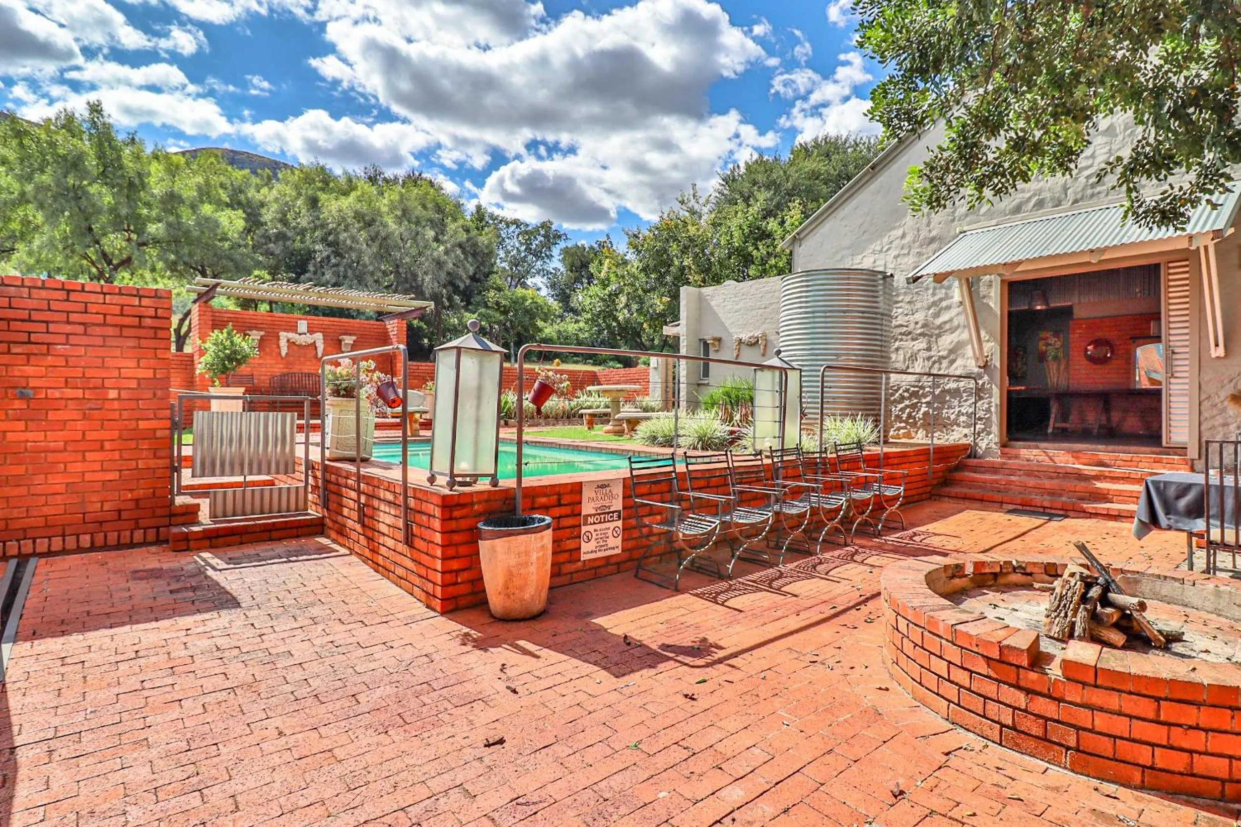 Property building in Villa Paradiso