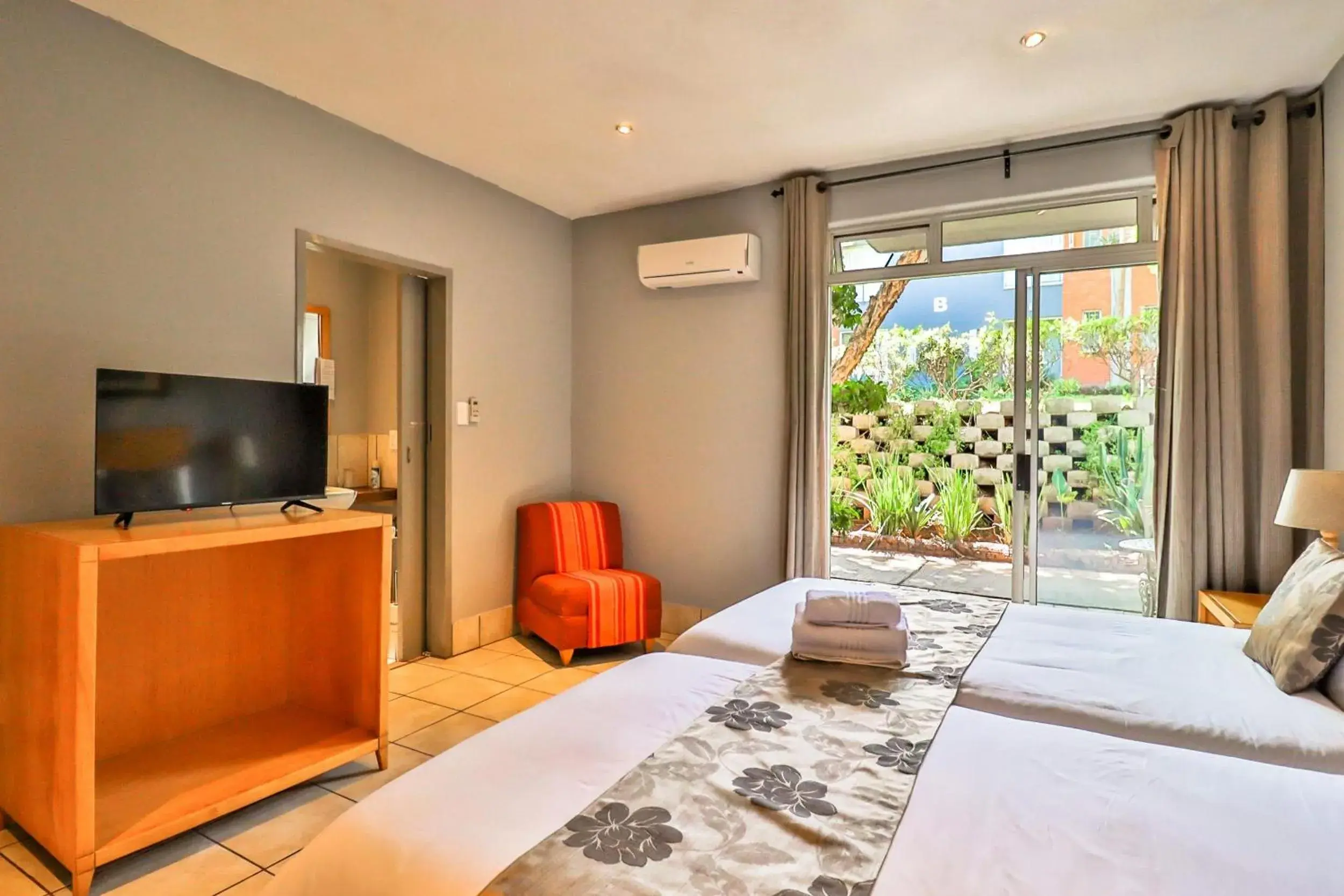 Economy Twin Room in Villa Paradiso Economy Twin Room in Villa Paradiso