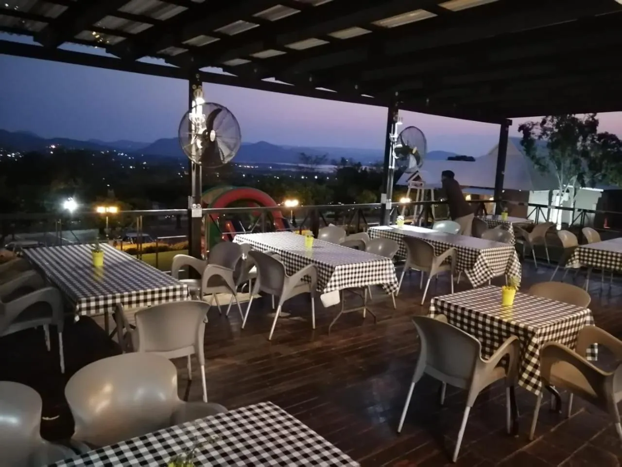 Restaurant/places to eat in Villa Paradiso