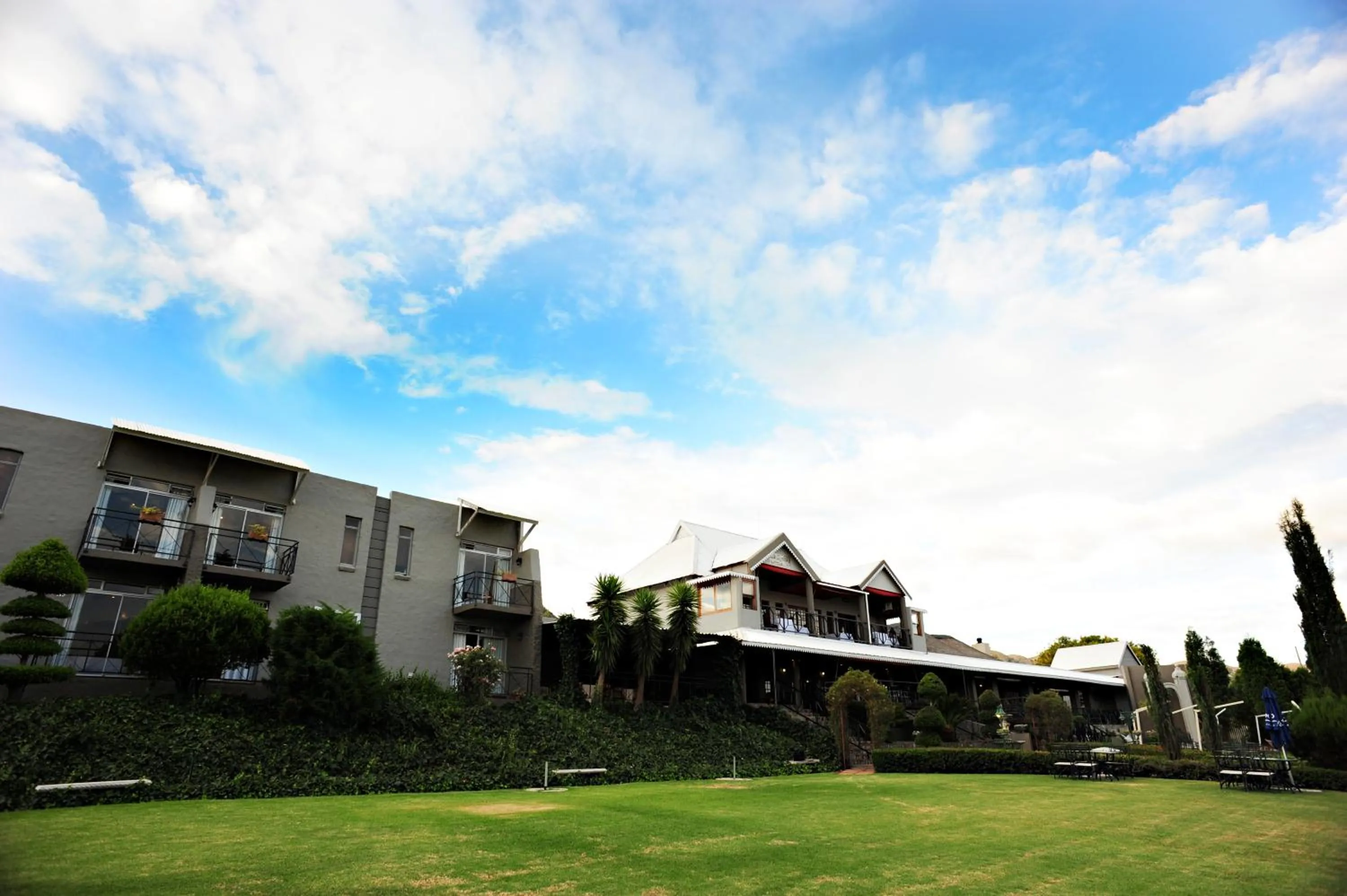 Property building in Villa Paradiso