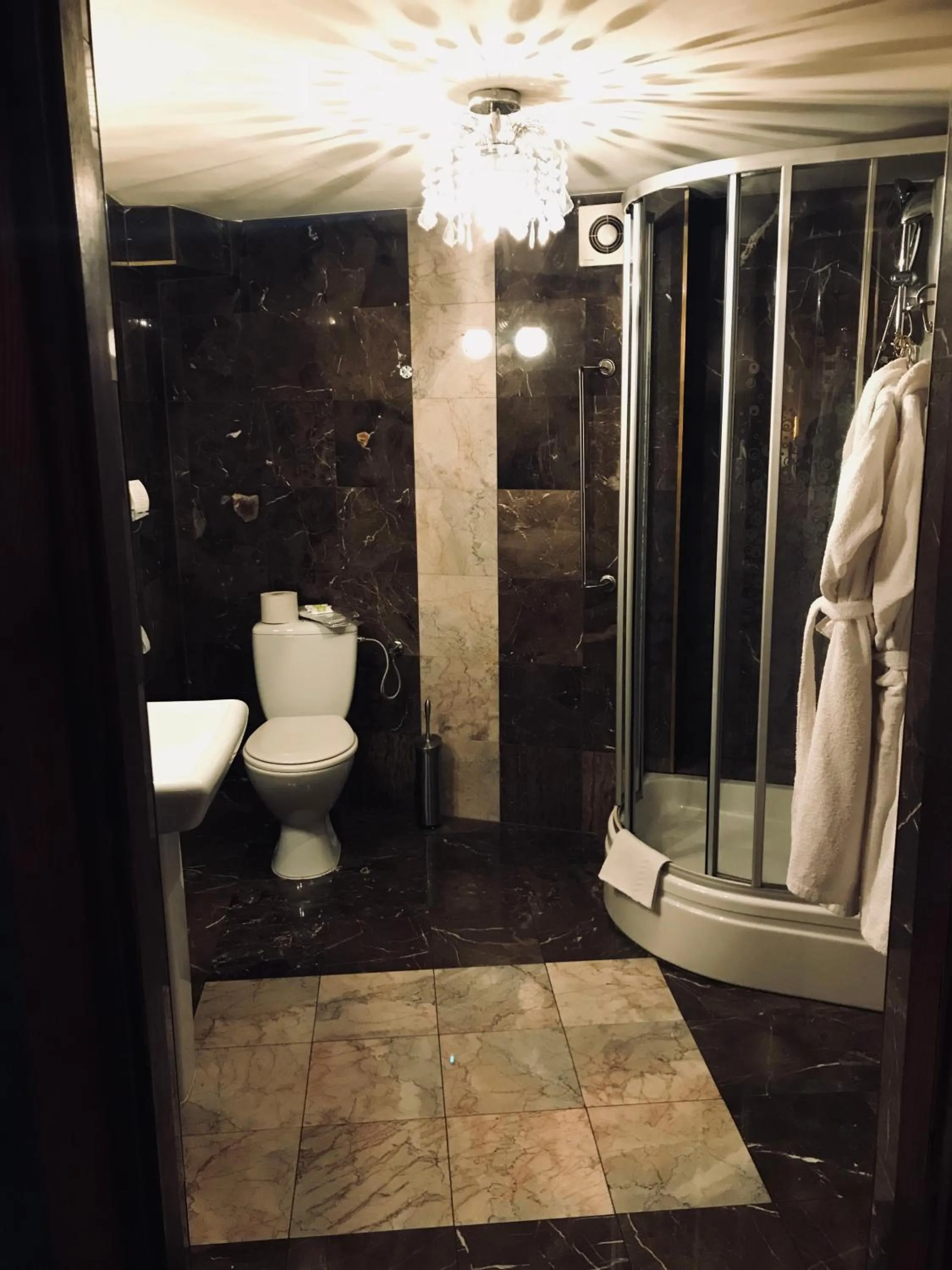 Shower in Restauracja - Hotel Mocca D'oro