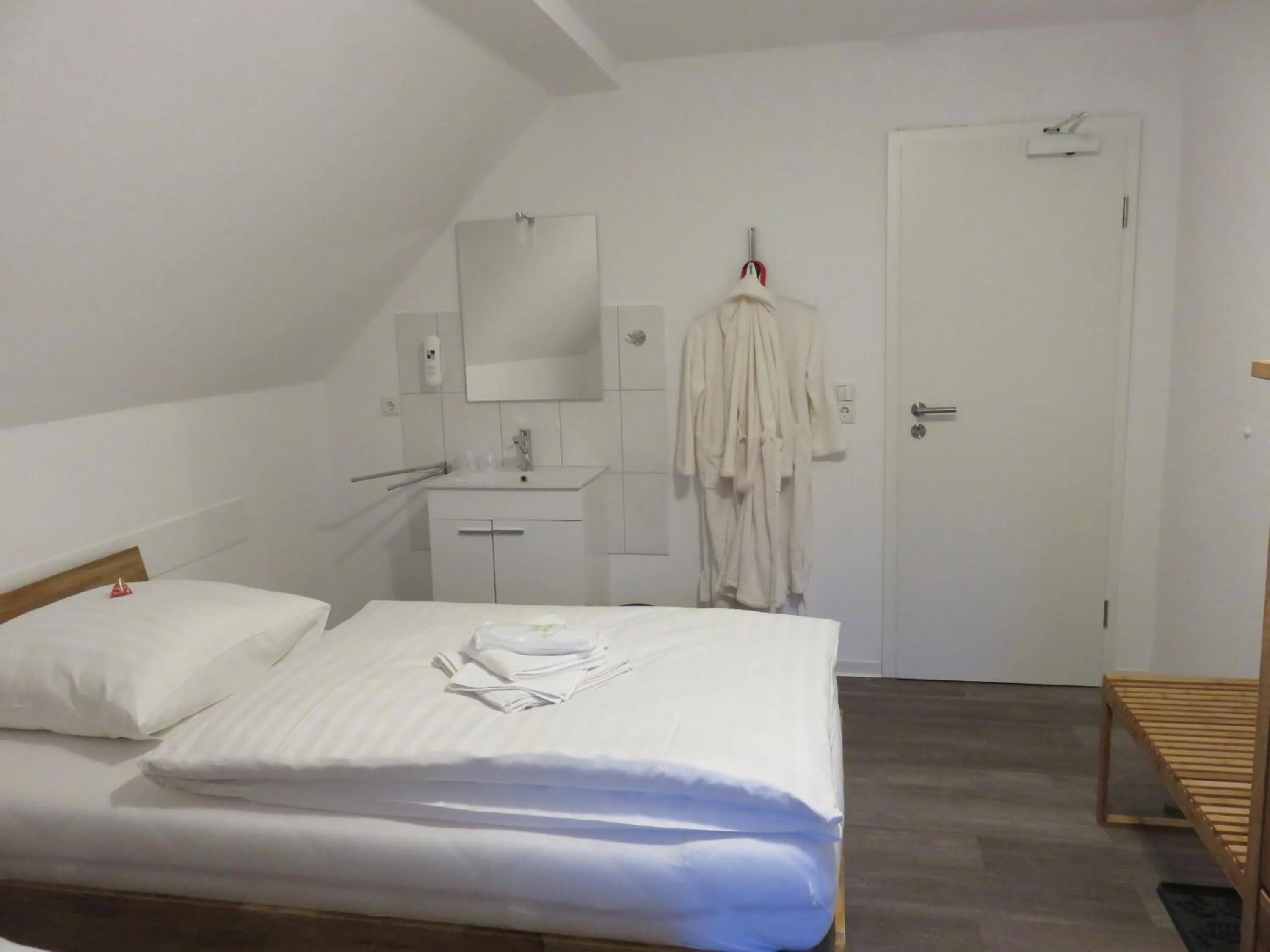 Photo of the whole room, Bed in Bredeneeker Gasthaus