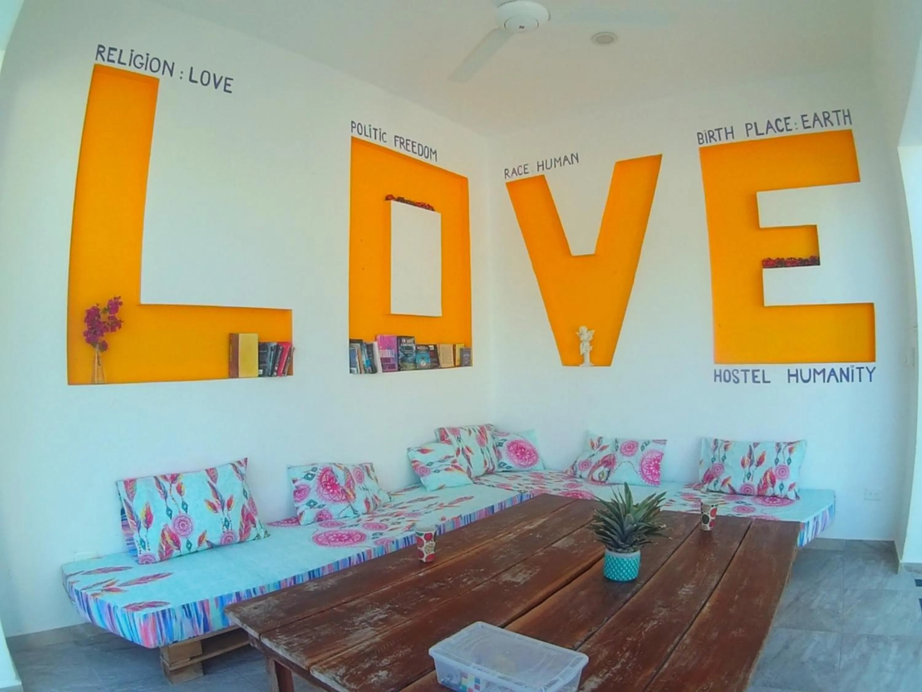 Communal lounge/ TV room in Hostel Humanity - Puerto Morelos