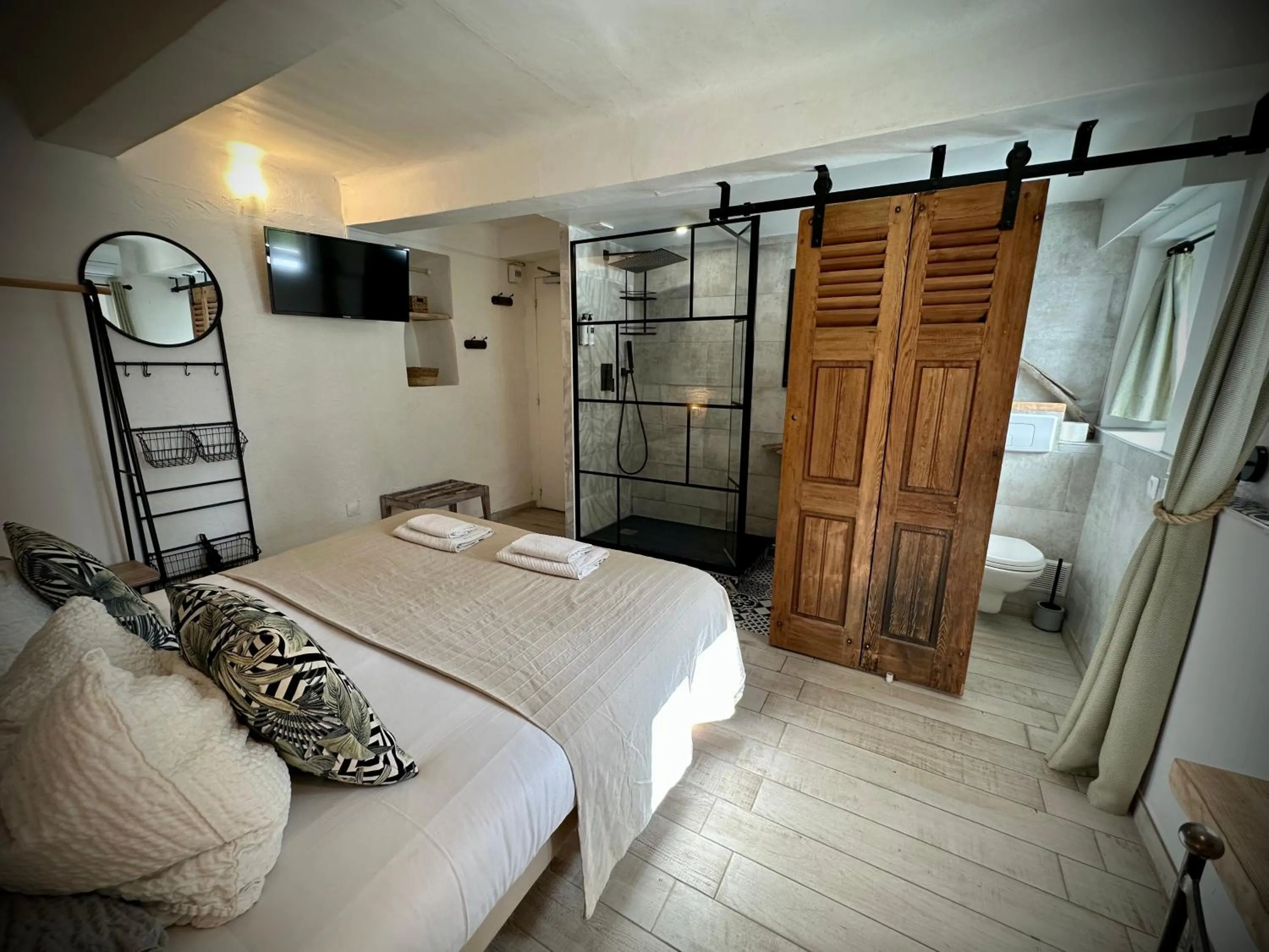 Photo of the whole room, Bed in Hôtel Auberge Provençale