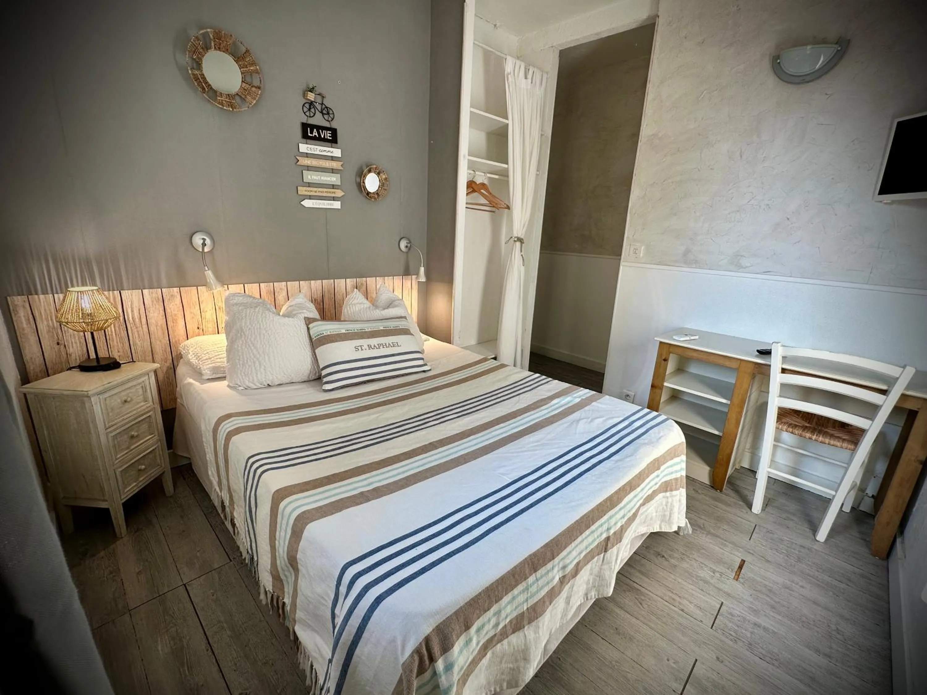 Bedroom, Bed in Hôtel Auberge Provençale