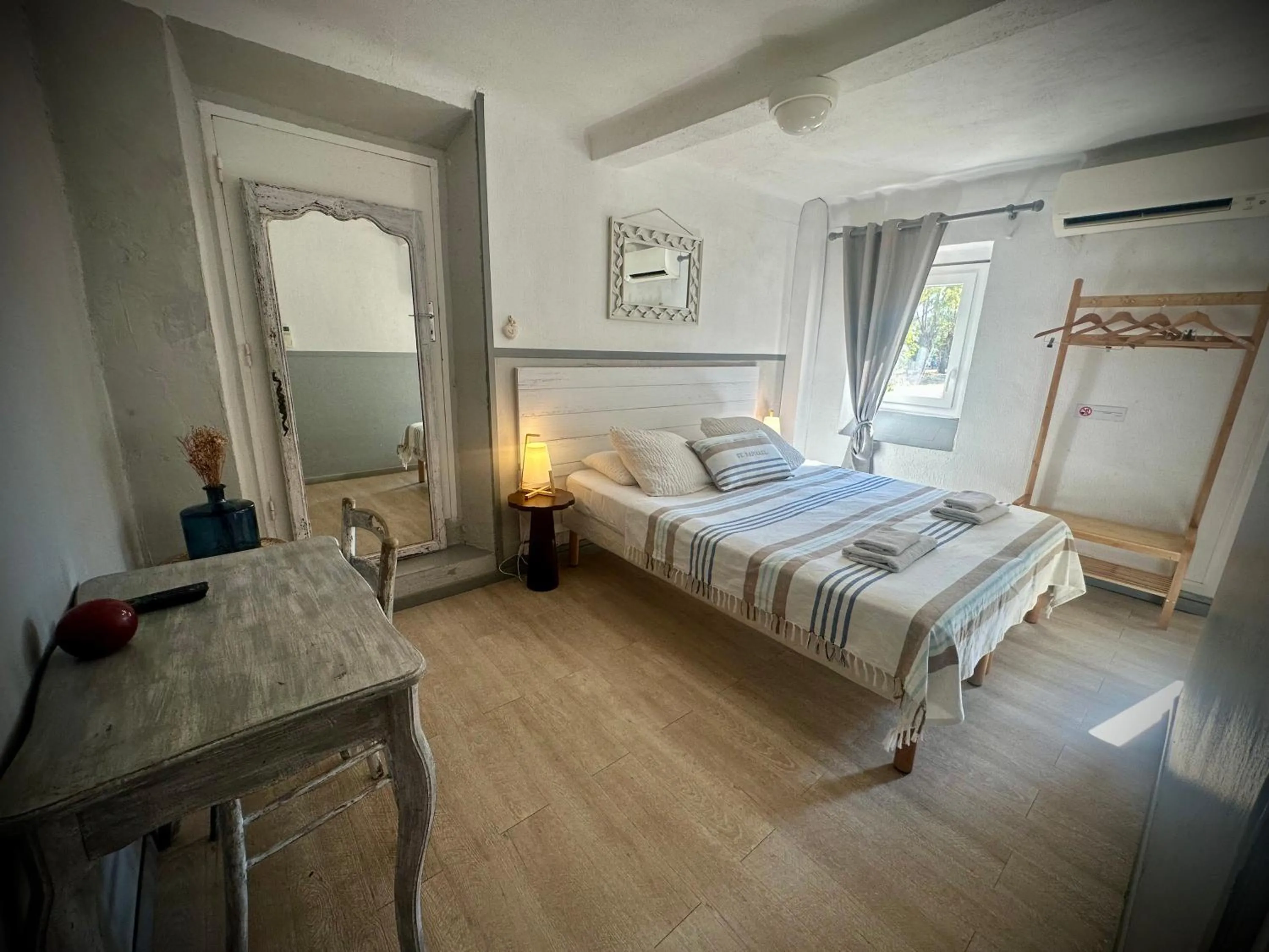 Bedroom, Bed in Hôtel Auberge Provençale