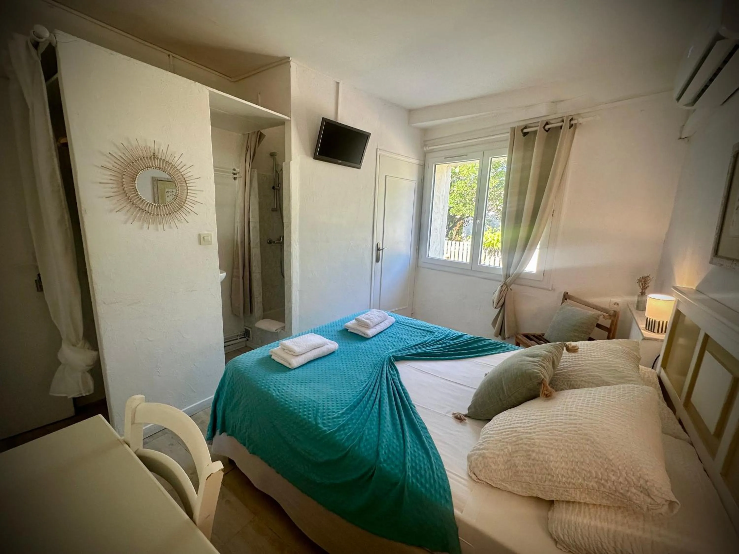 Bedroom, Bed in Hôtel Auberge Provençale