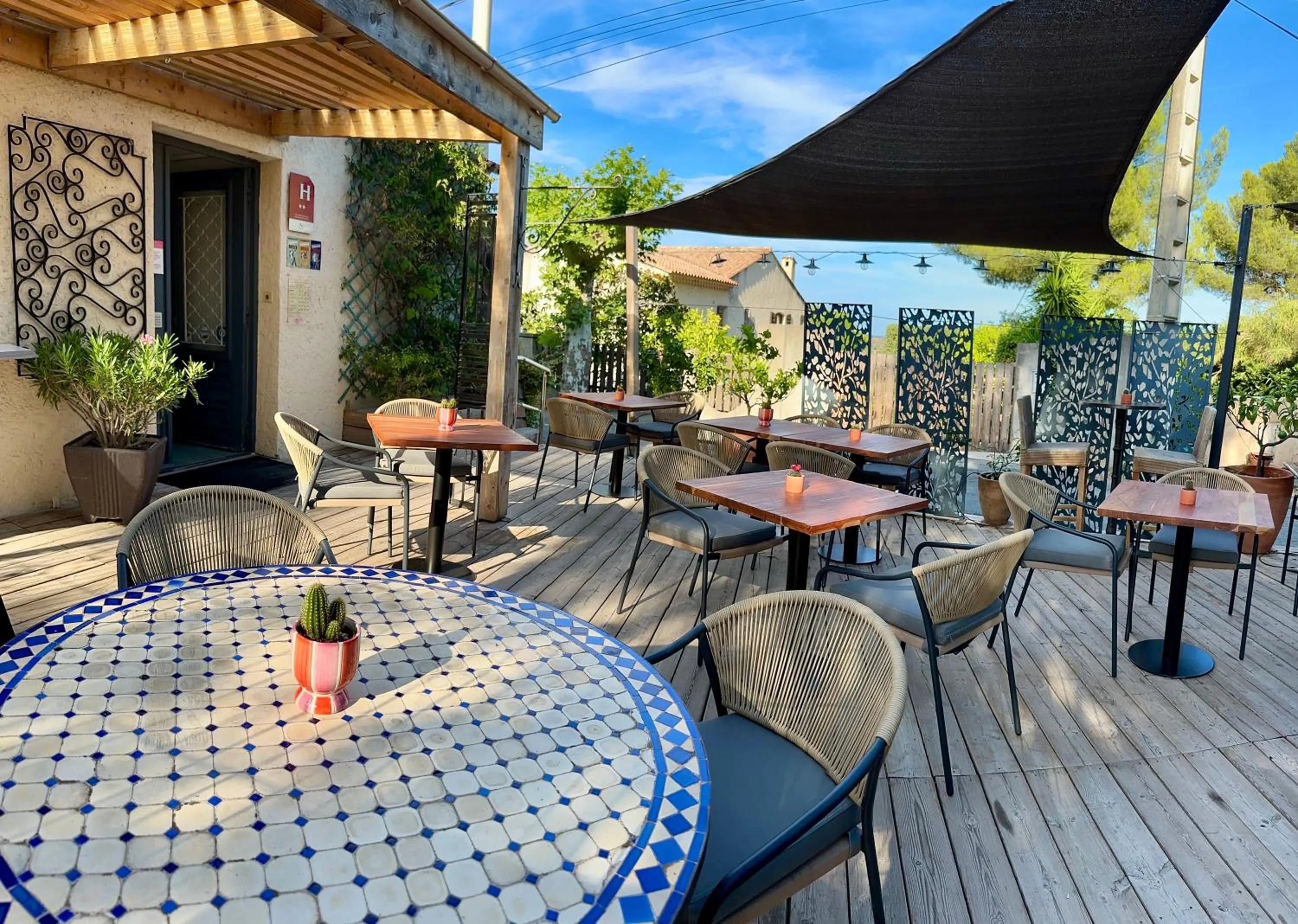 Patio in Hôtel Auberge Provençale