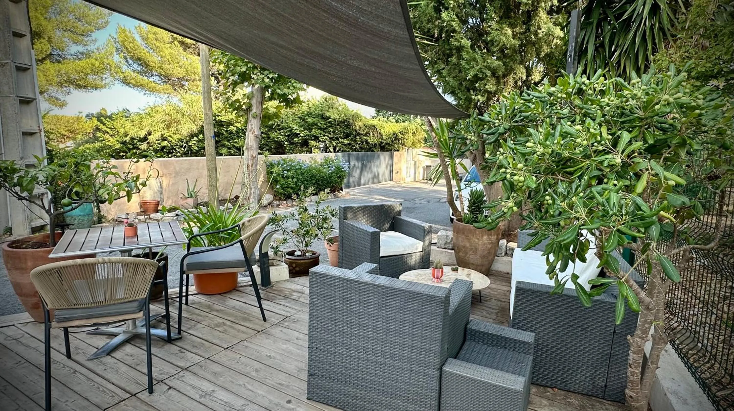 Patio in Hôtel Auberge Provençale