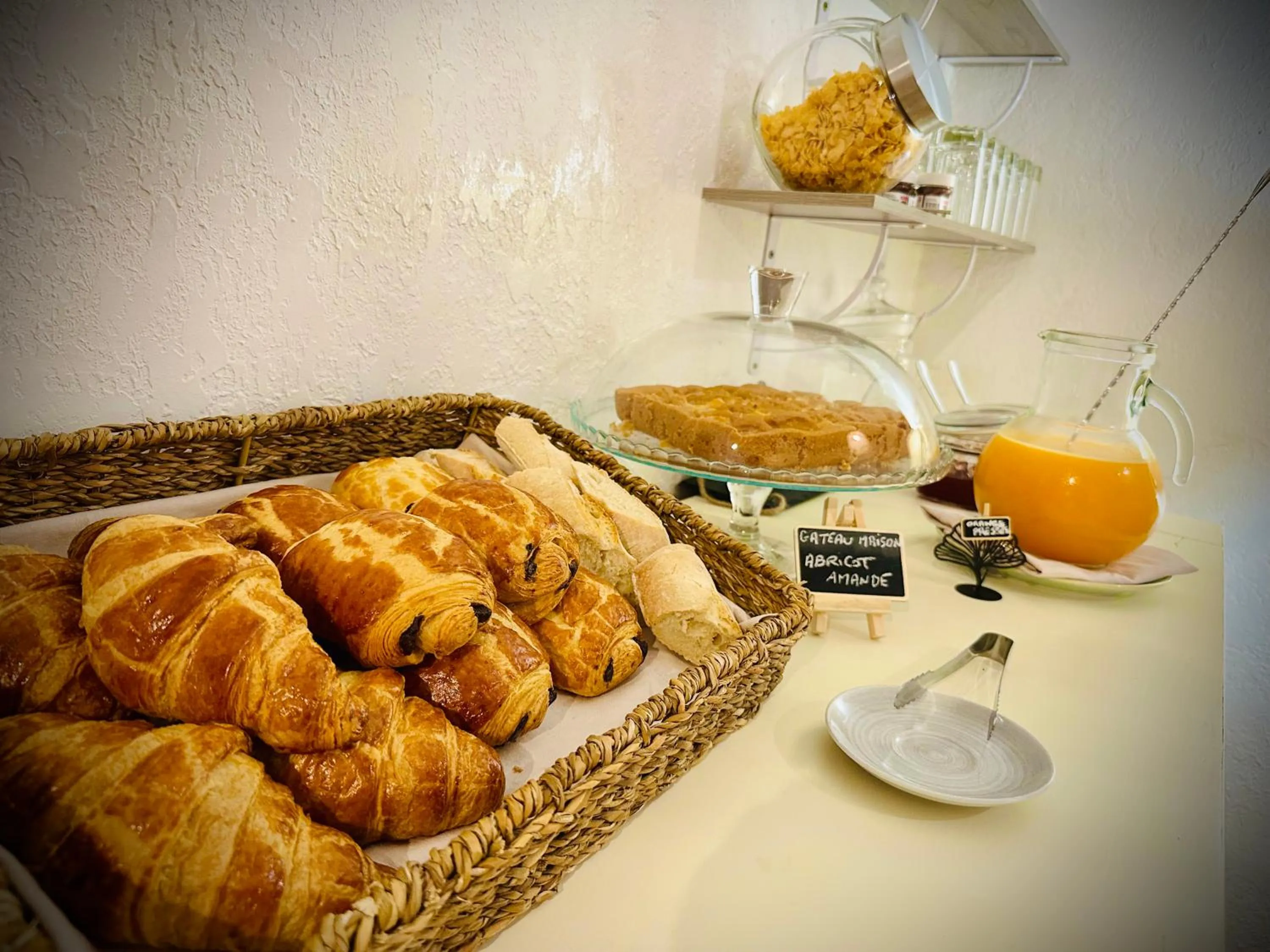 Breakfast in Hôtel Auberge Provençale