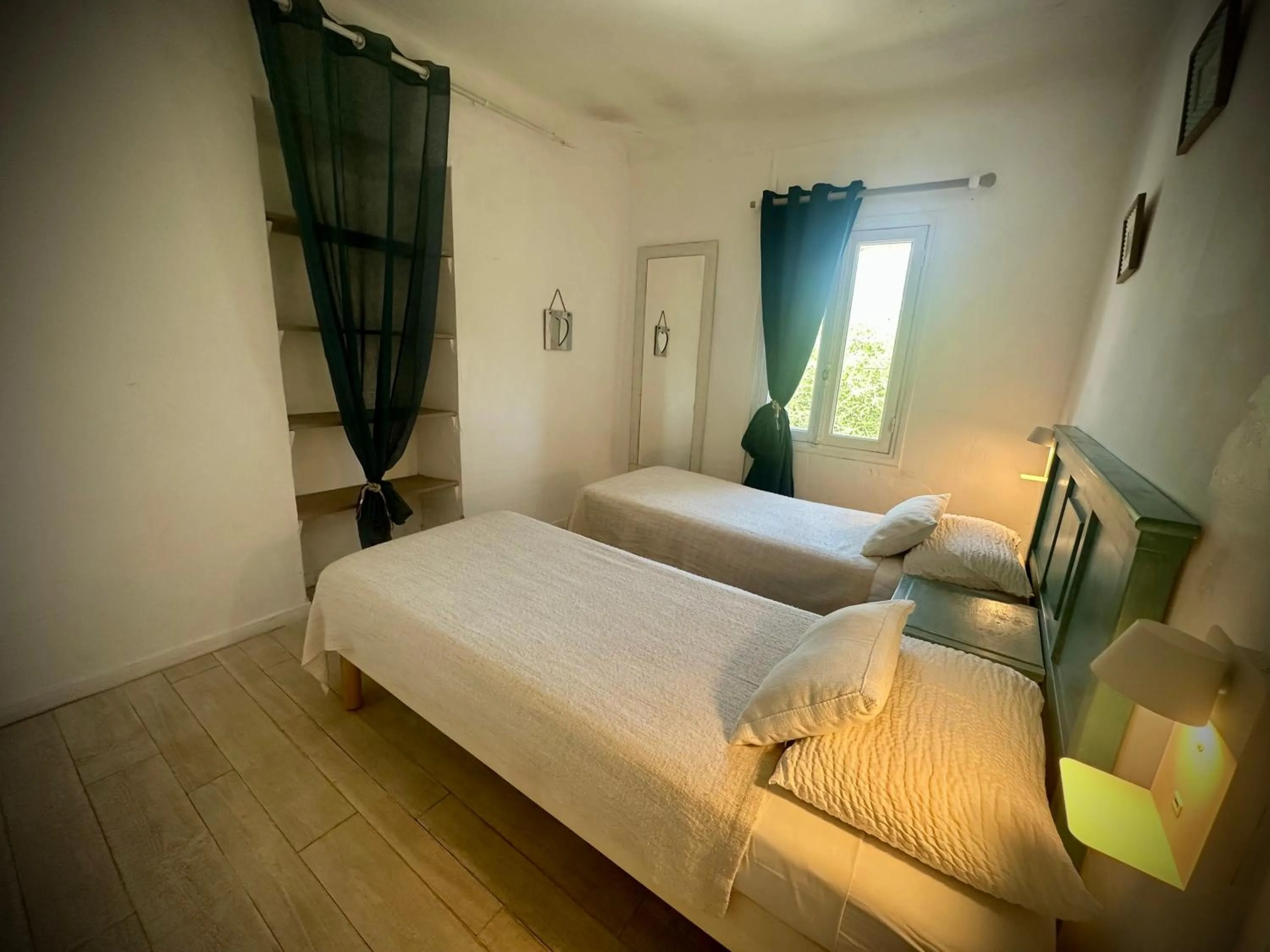 Bedroom, Bed in Hôtel Auberge Provençale