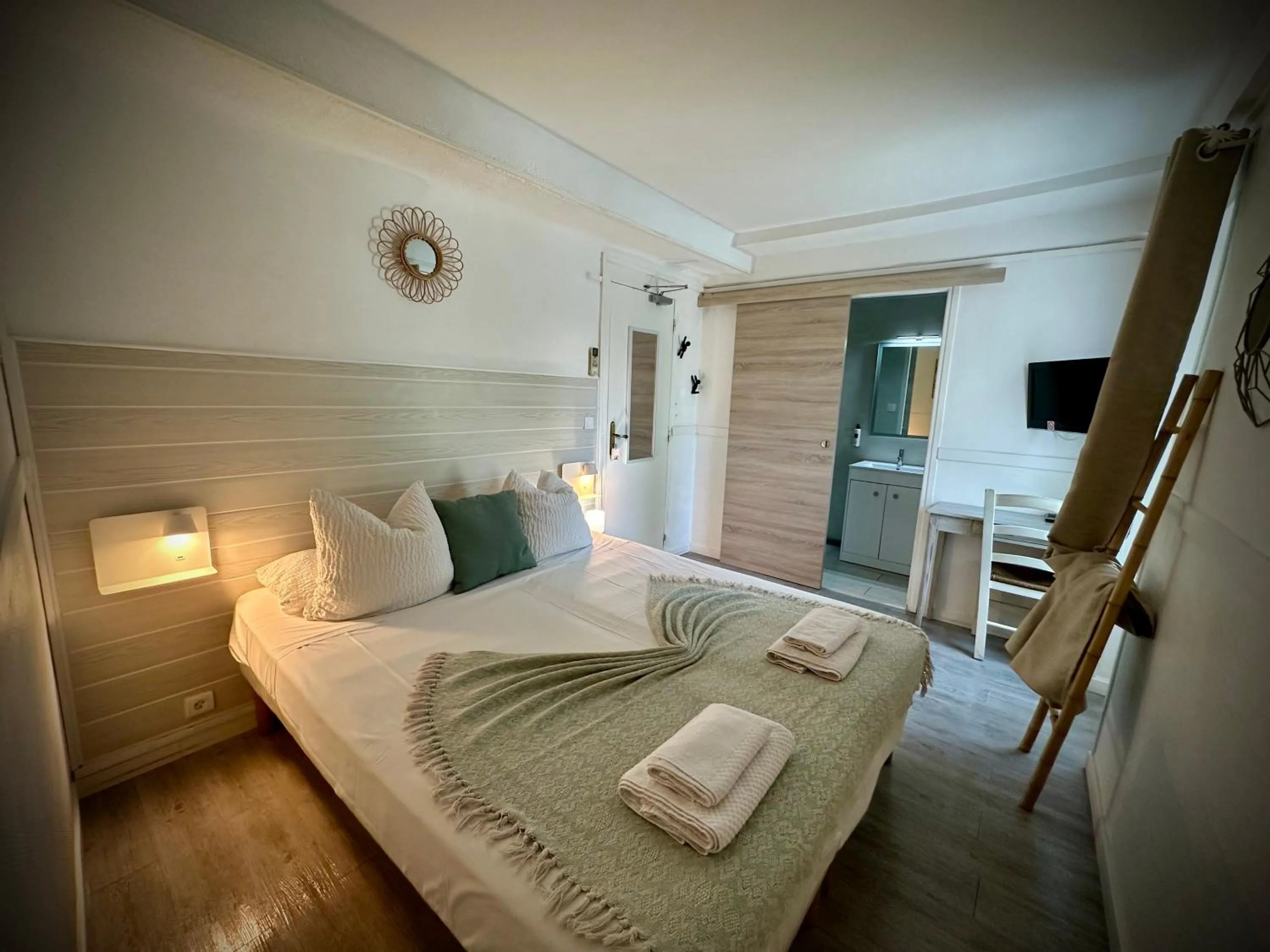 Bedroom, Bed in Hôtel Auberge Provençale