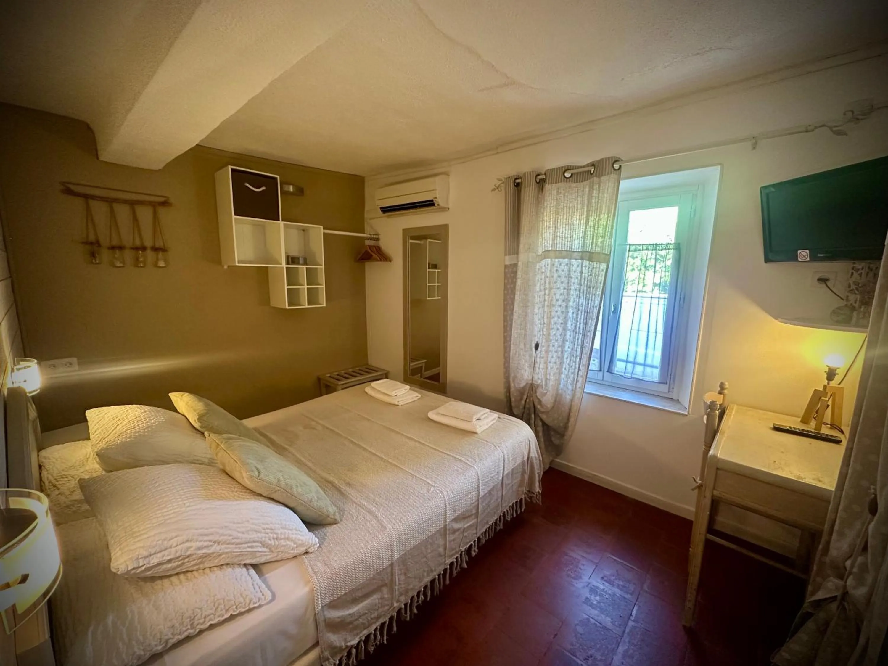 Bedroom, Bed in Hôtel Auberge Provençale