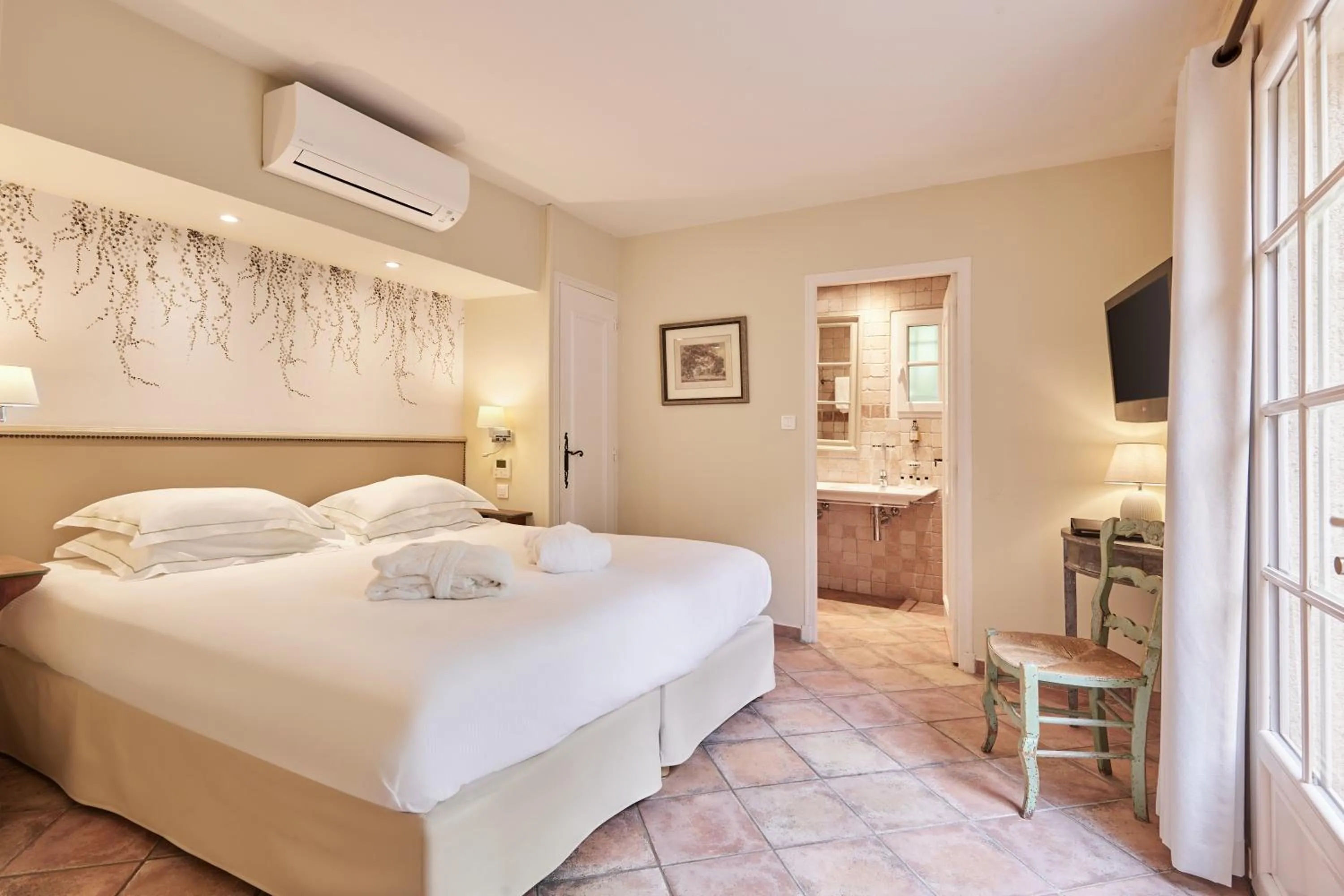 Photo of the whole room, Bed in La Bastide du Calalou Hotel & Spa, BW Signature Collection