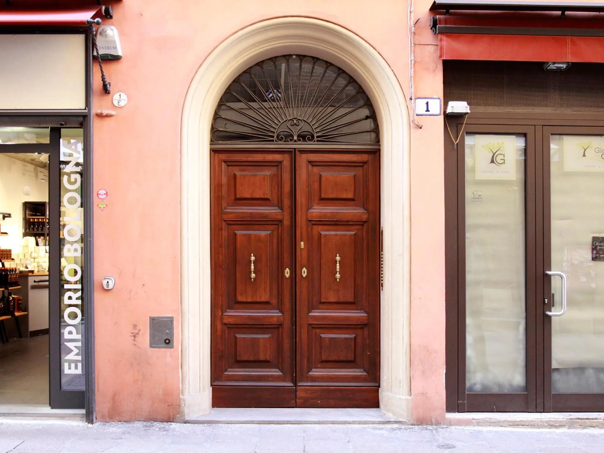Facade/entrance in Casa Isolani Luxury Rooms Piazza Maggiore