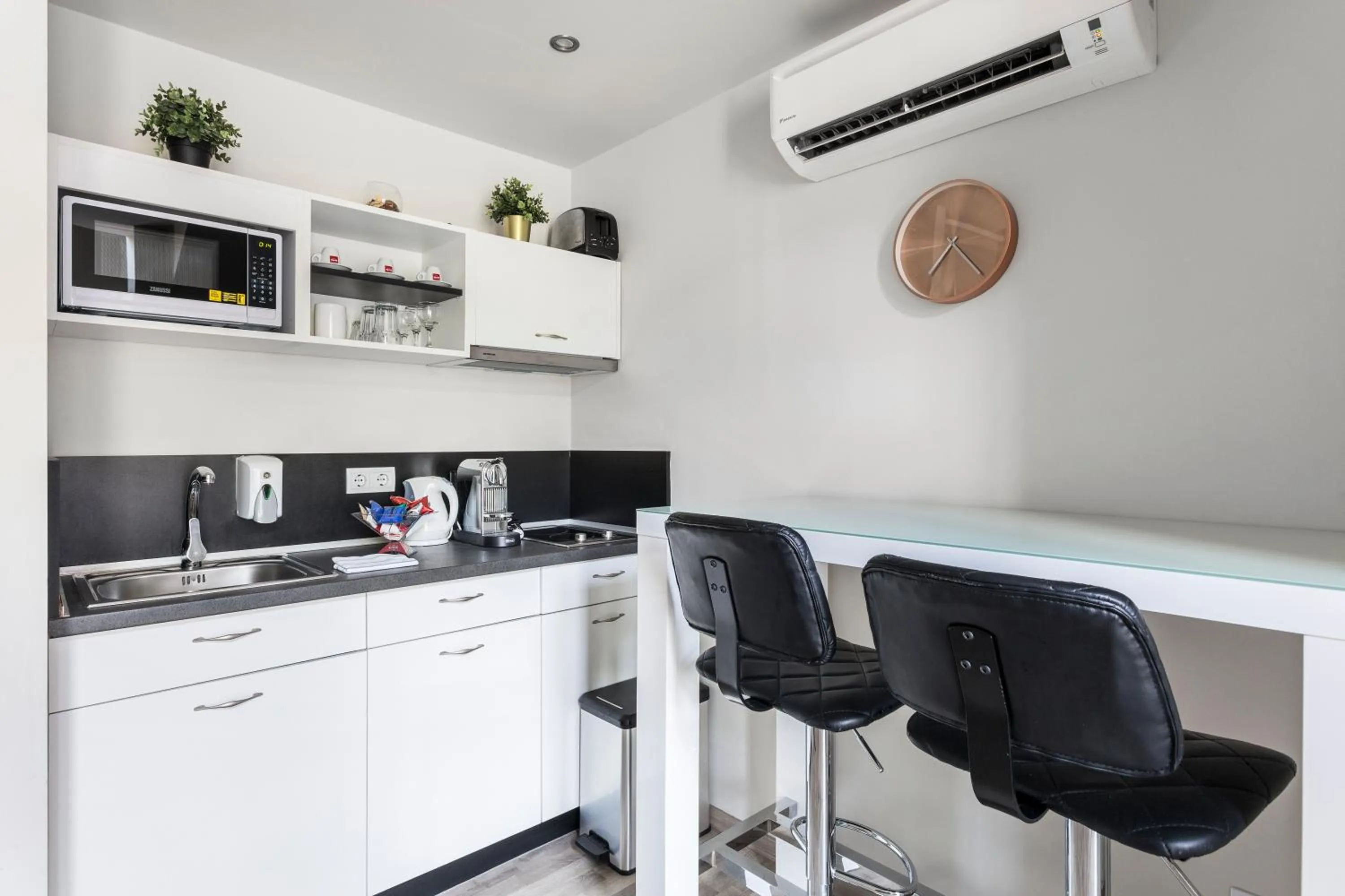 Kitchen or kitchenette in Hotel Mika Downtown