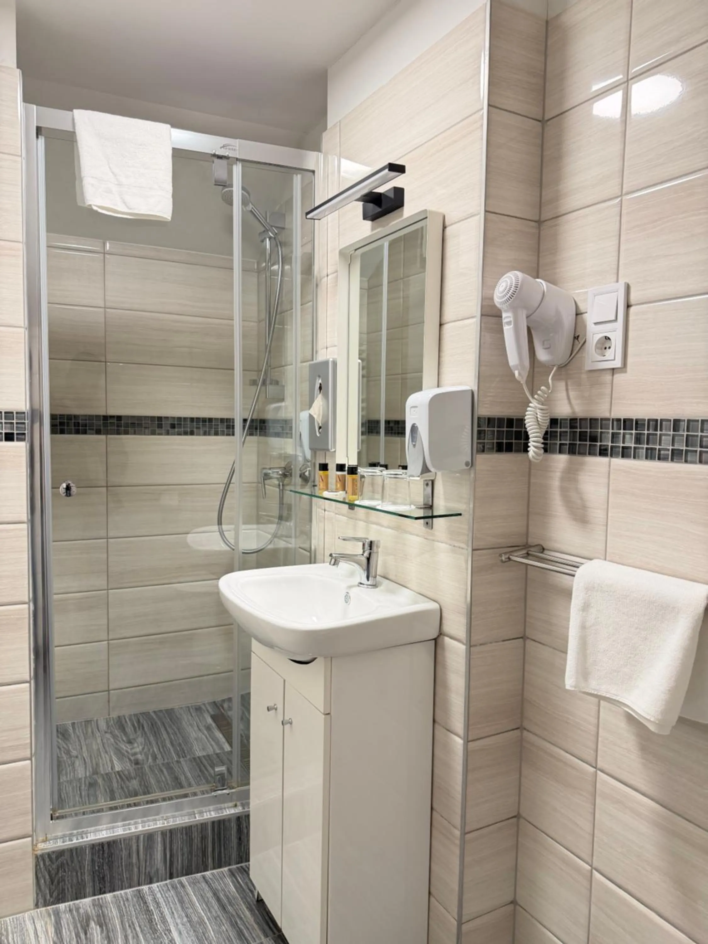 Bathroom in Hotel Mika Downtown