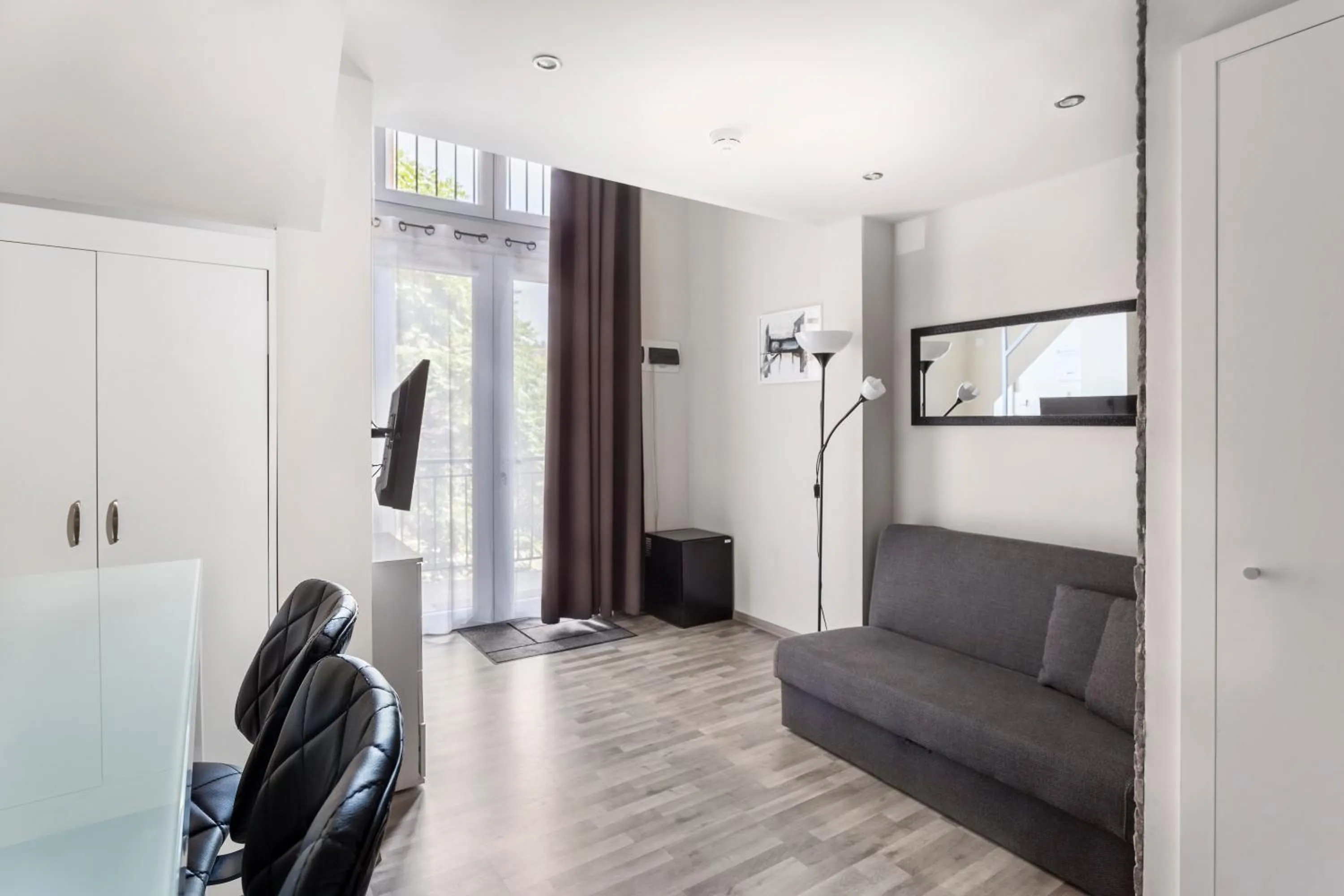 Bed in Hotel Mika Downtown