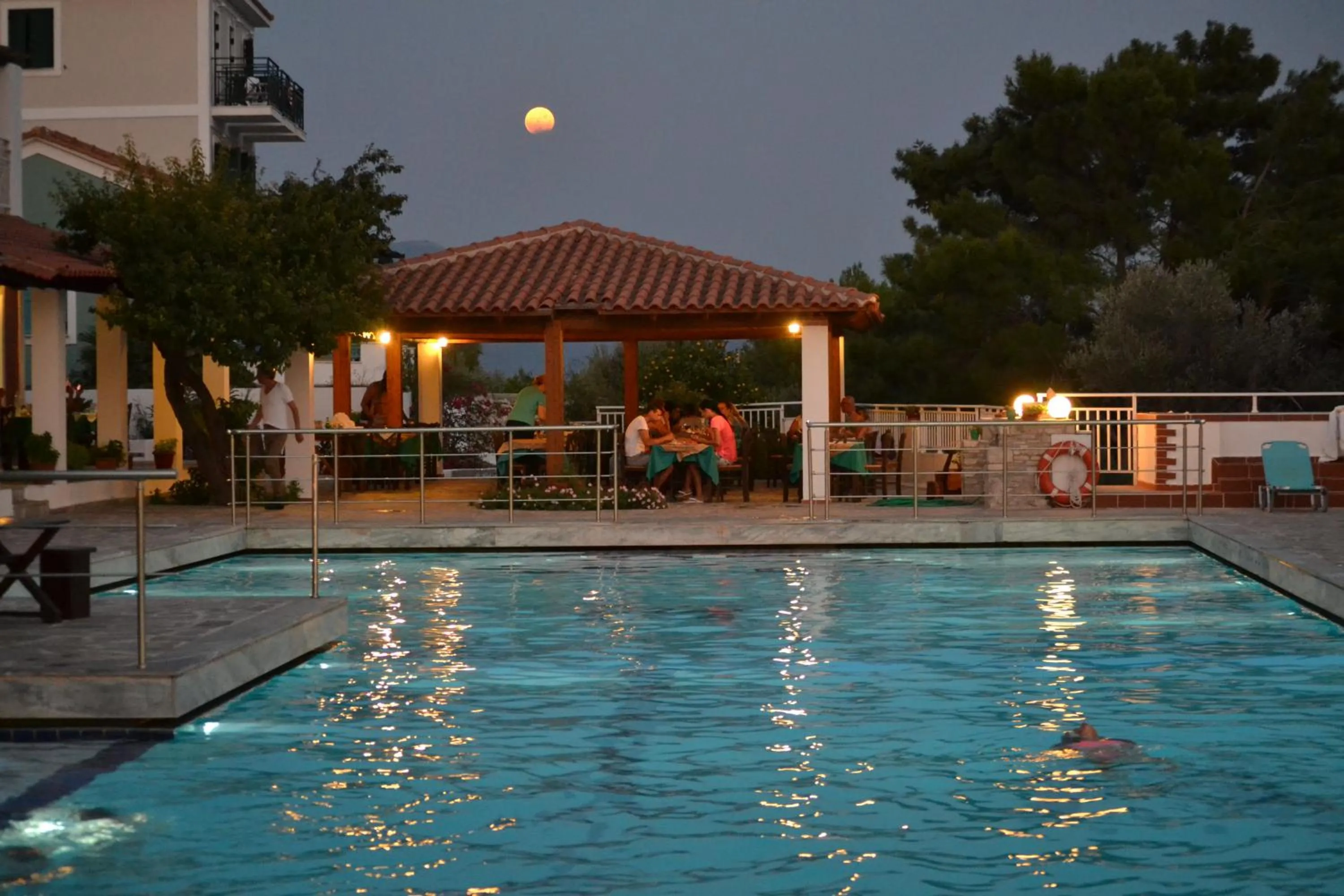 Restaurant/places to eat in Mykali Hotel