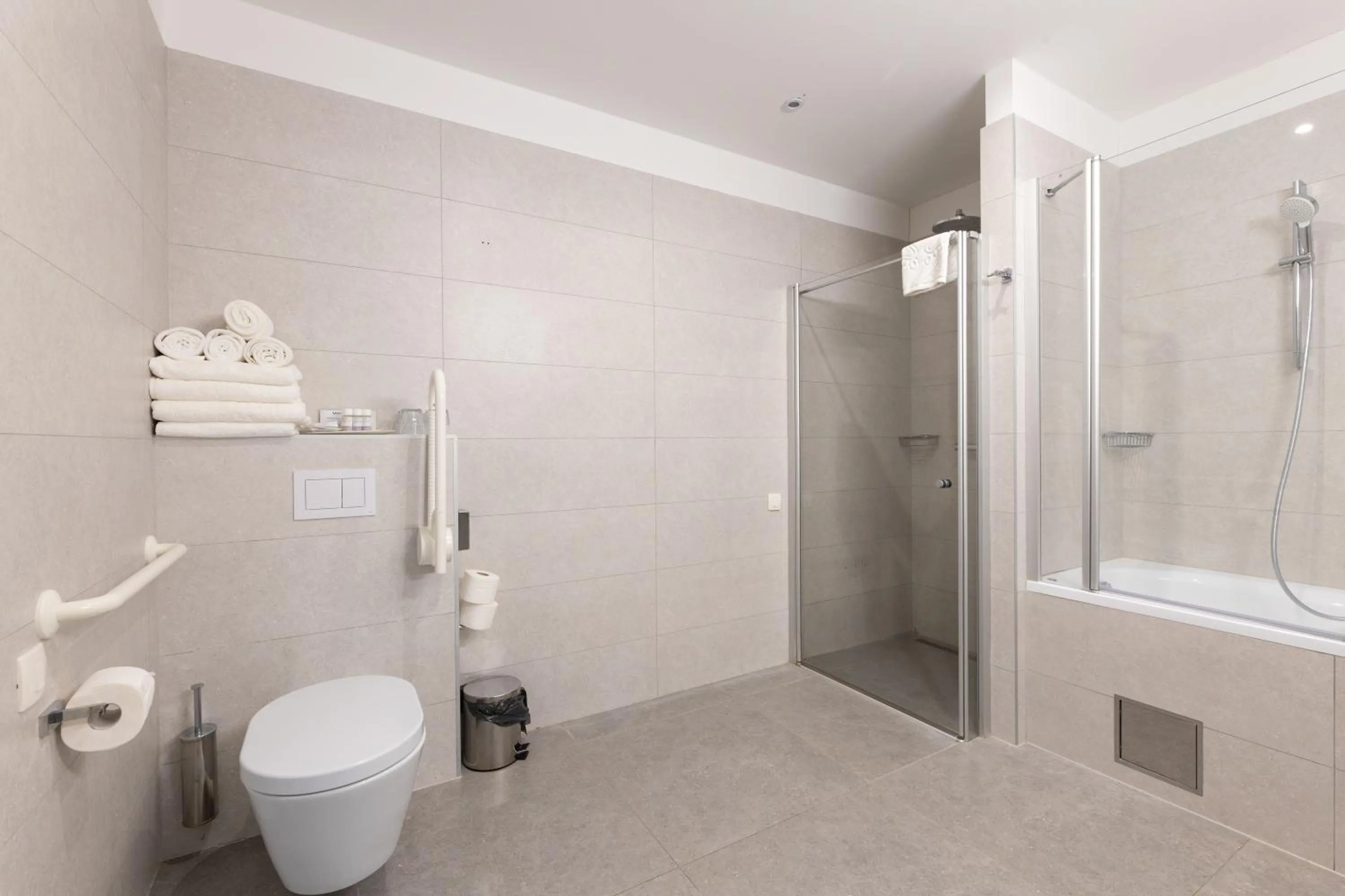 Shower in Hotel Salona Palace