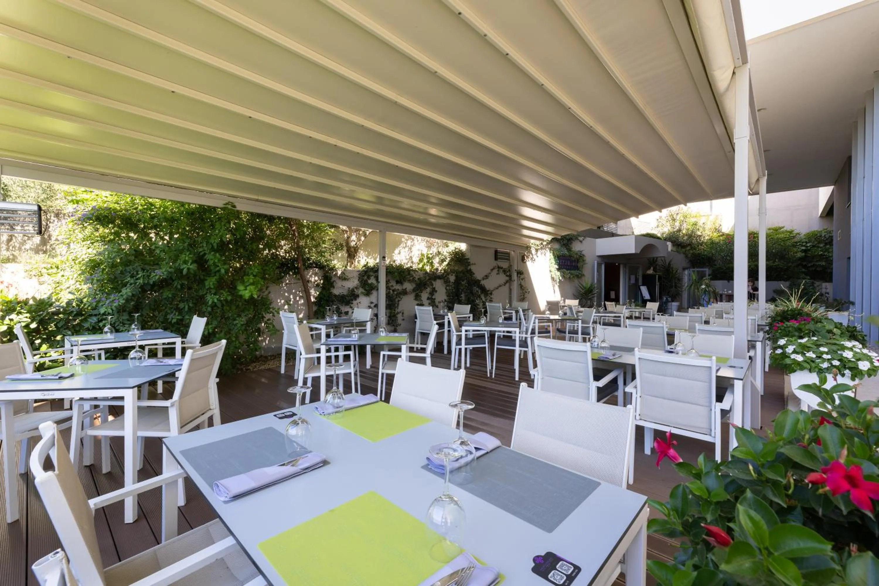 Restaurant/places to eat in Hotel Salona Palace