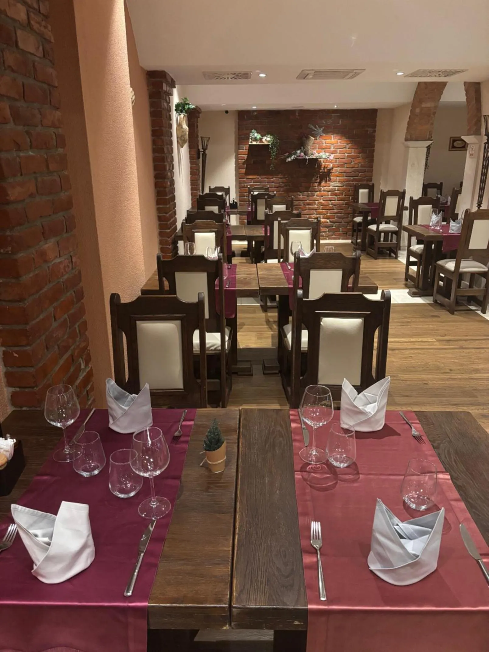 Restaurant/places to eat in Hotel Salona Palace