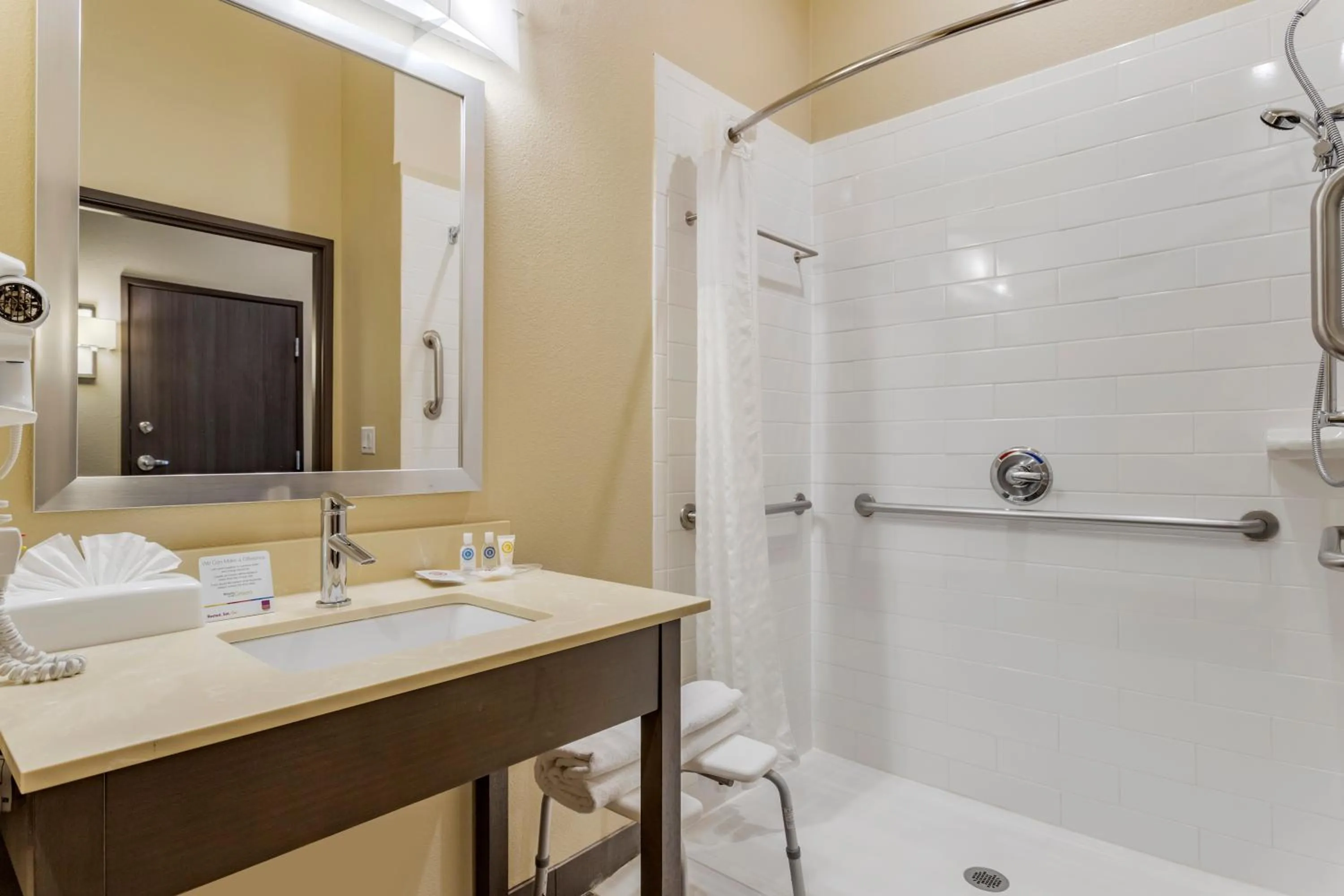 Bathroom in Comfort Suites Near Sam Houston Race Park