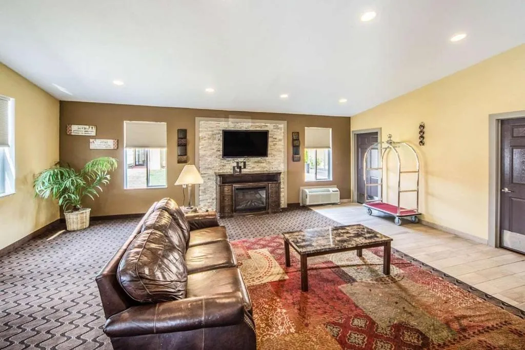 Seating Area in Suburban Studios Fort Wayne