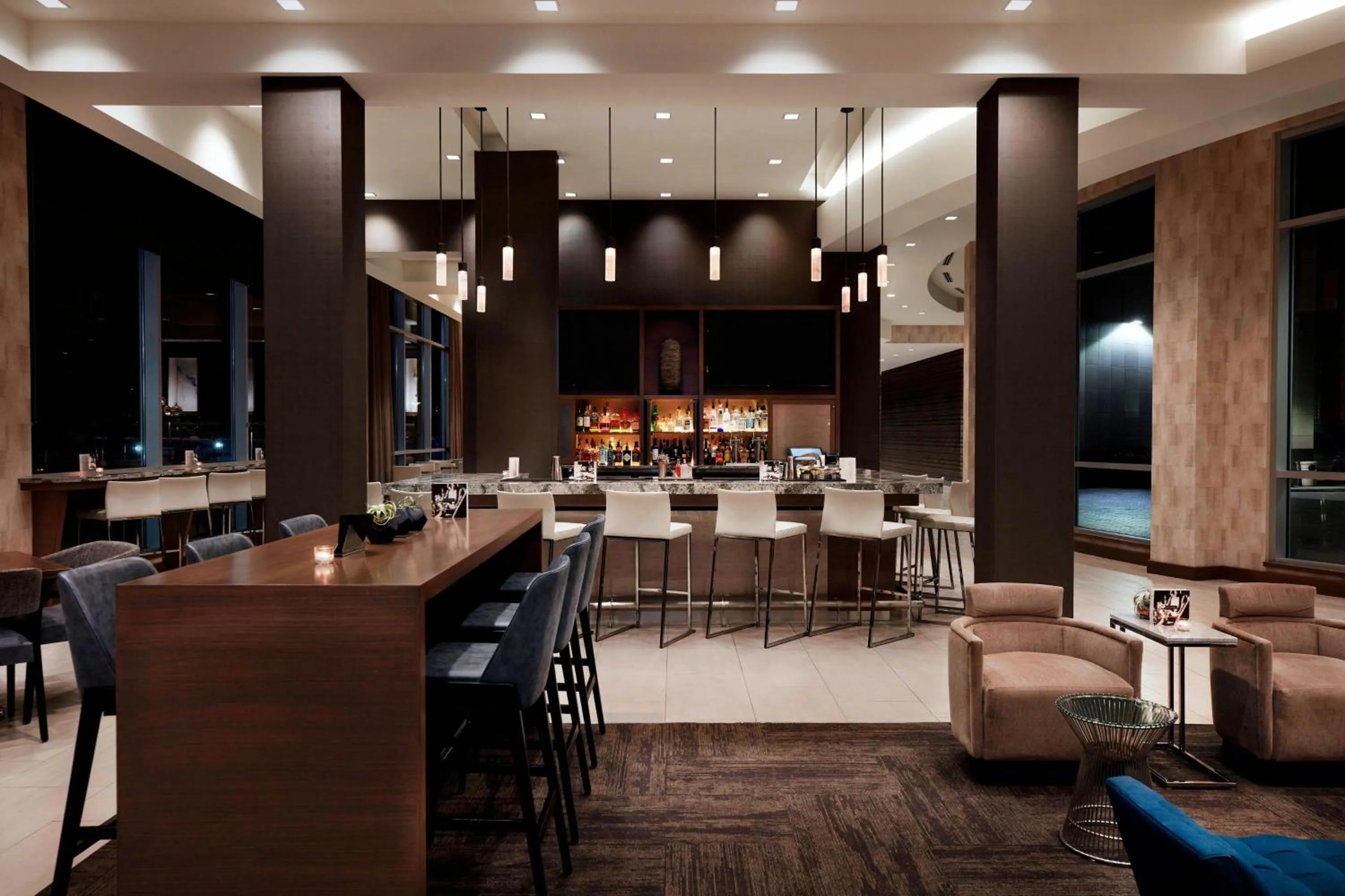 Lounge or bar in AC Hotel by Marriott Cincinnati at The Banks