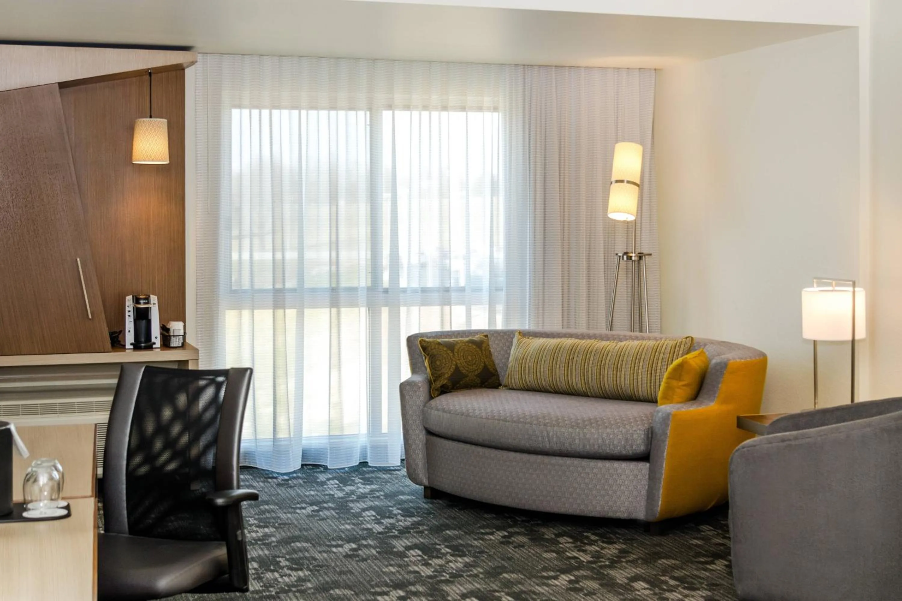 Living room in Courtyard by Marriott Somerset