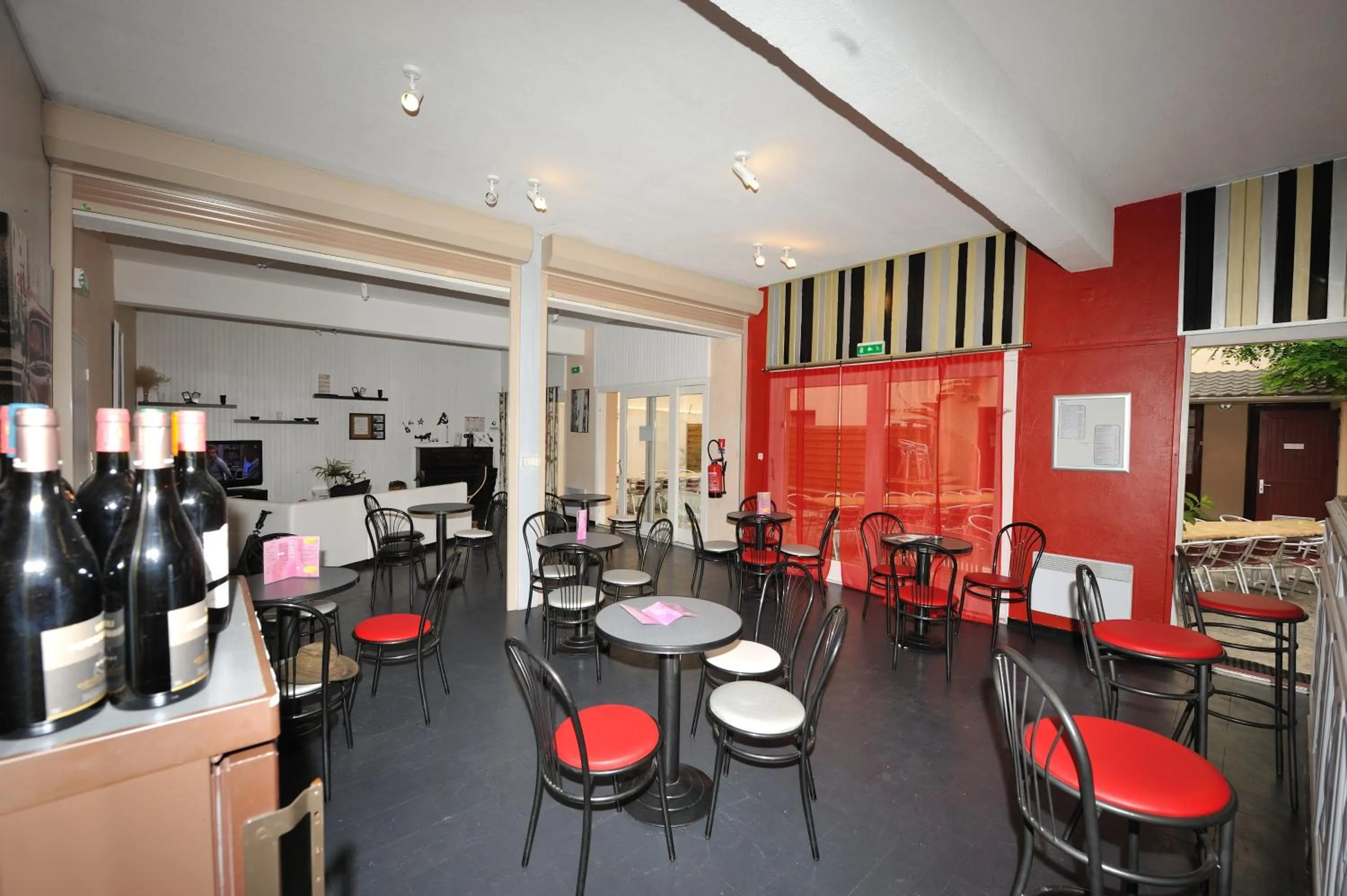 Lounge or bar in Hôtel des Bateliers