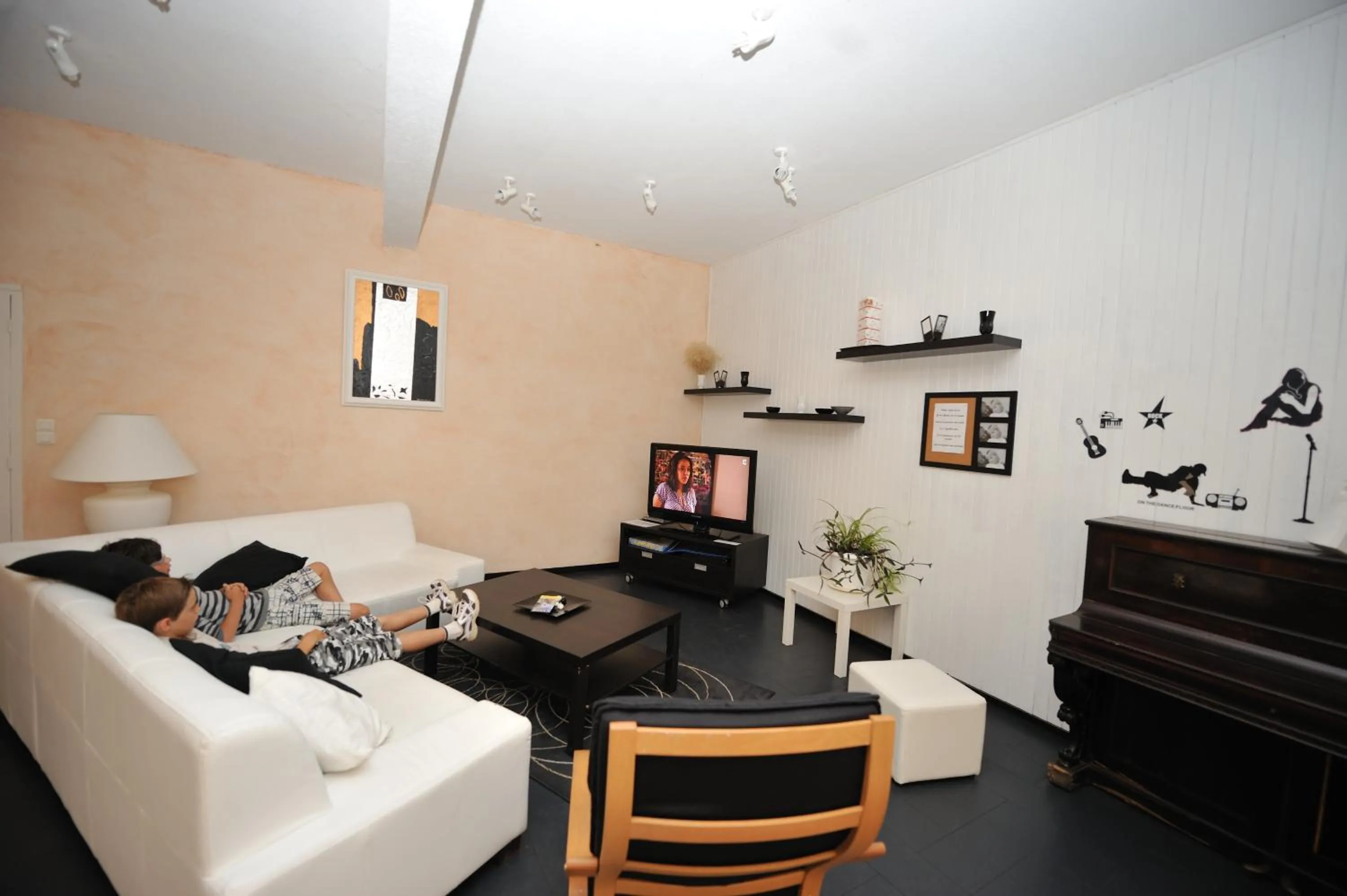 Communal lounge/ TV room in Hôtel des Bateliers