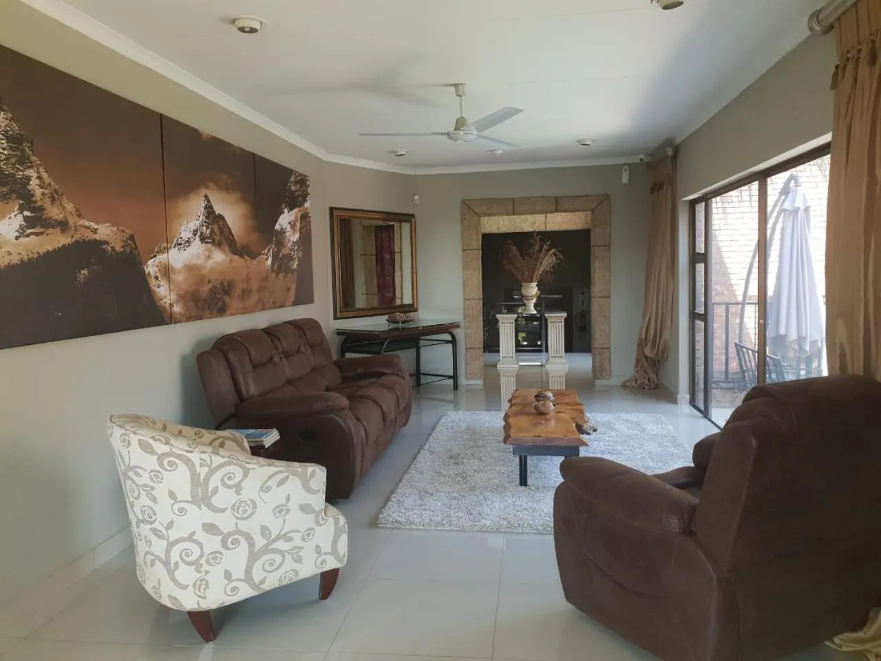 Communal lounge/ TV room in Fa'Trez Guest House & Spa