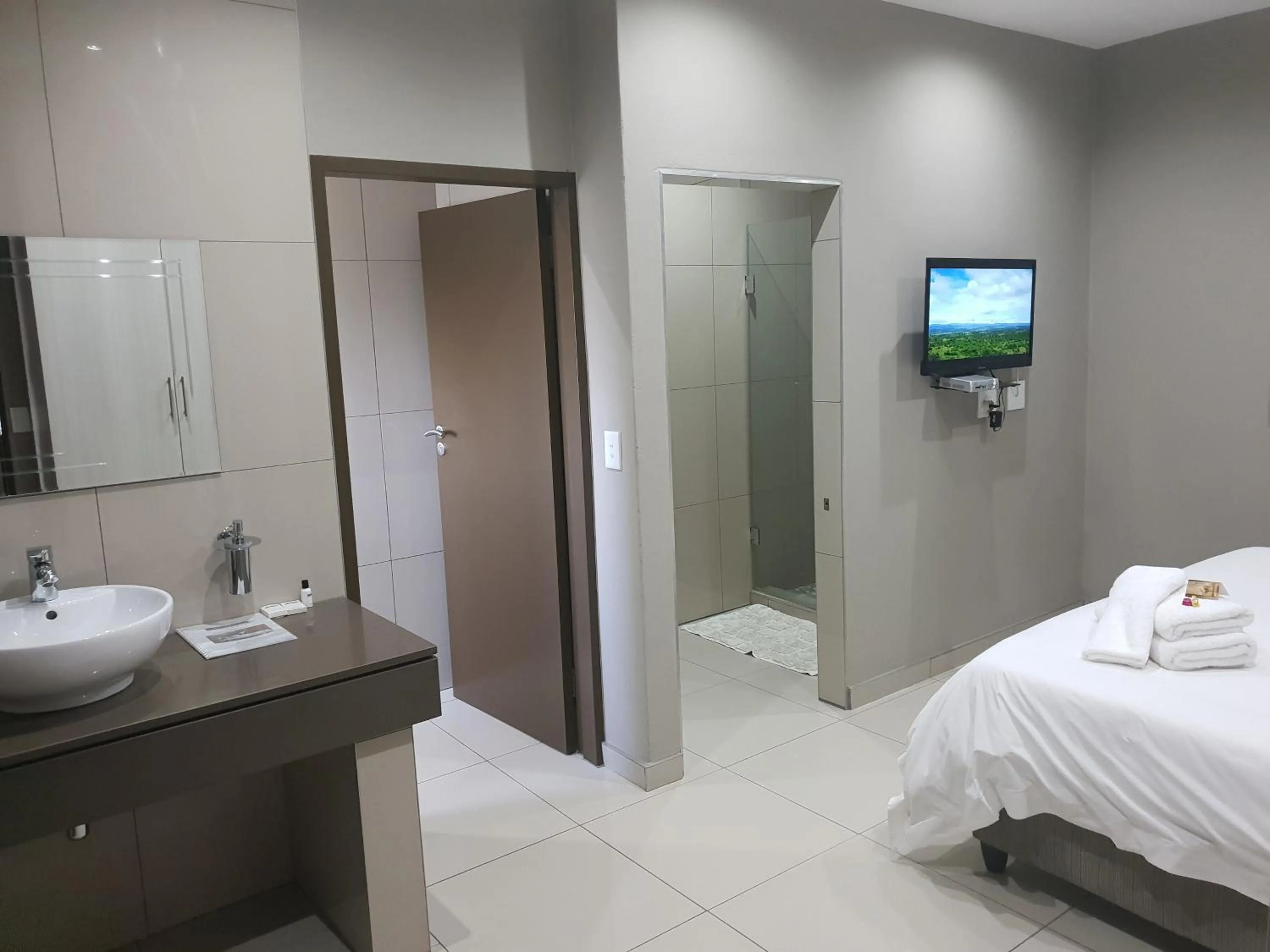 Bathroom, Bed in Fa'Trez Guest House & Spa