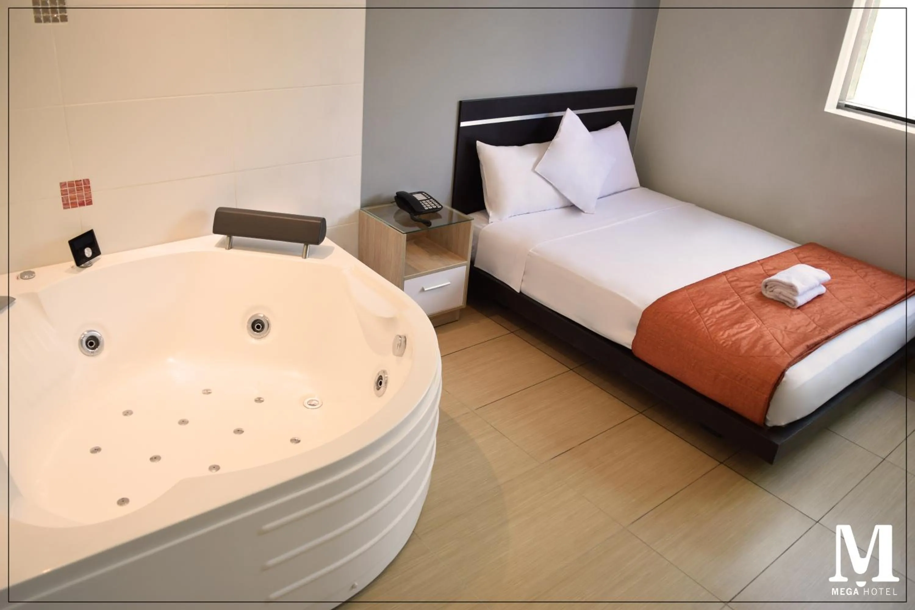Hot Tub, Bed in Hotel Mega