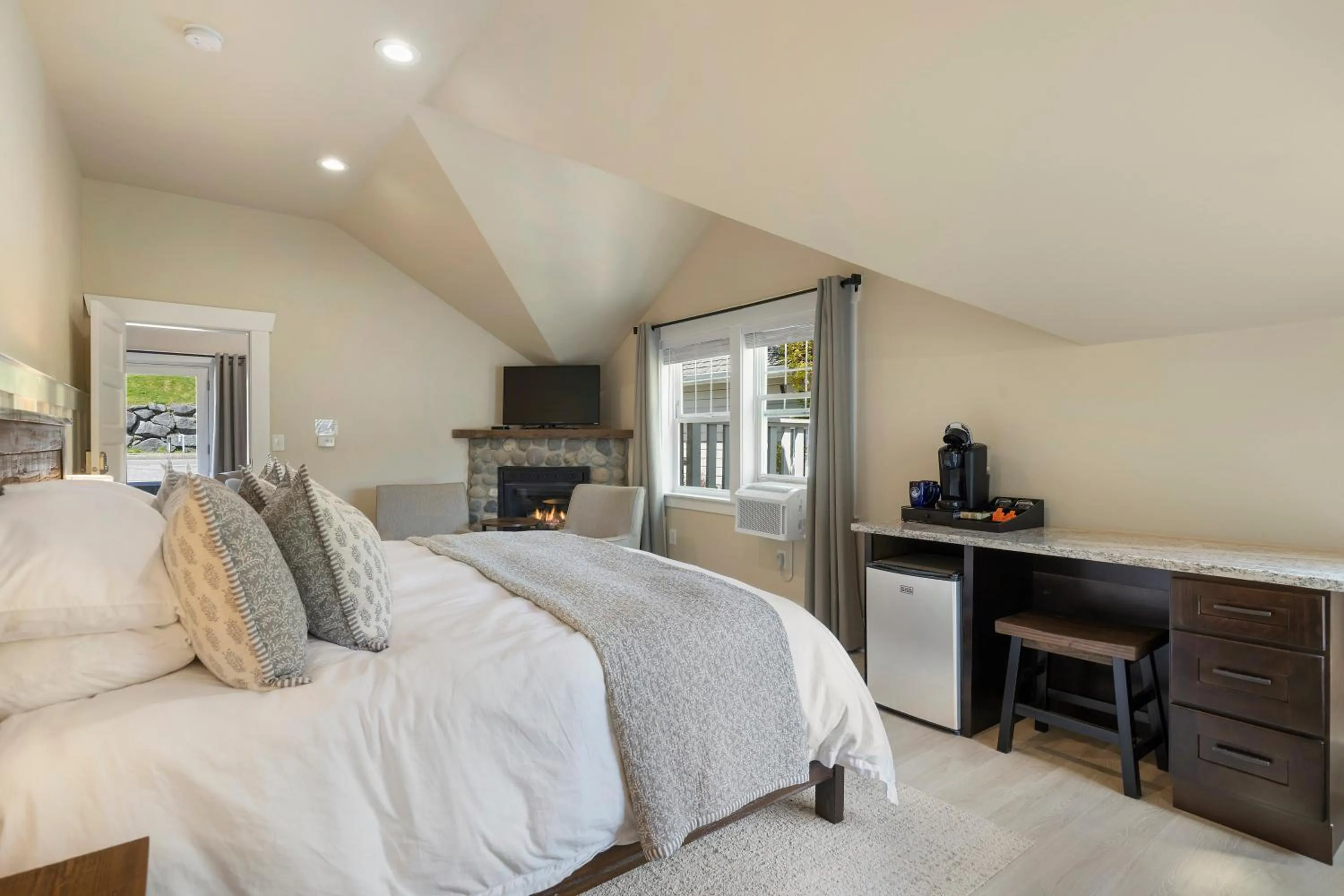 Coffee/tea facilities, Bed in Waterfront Inn