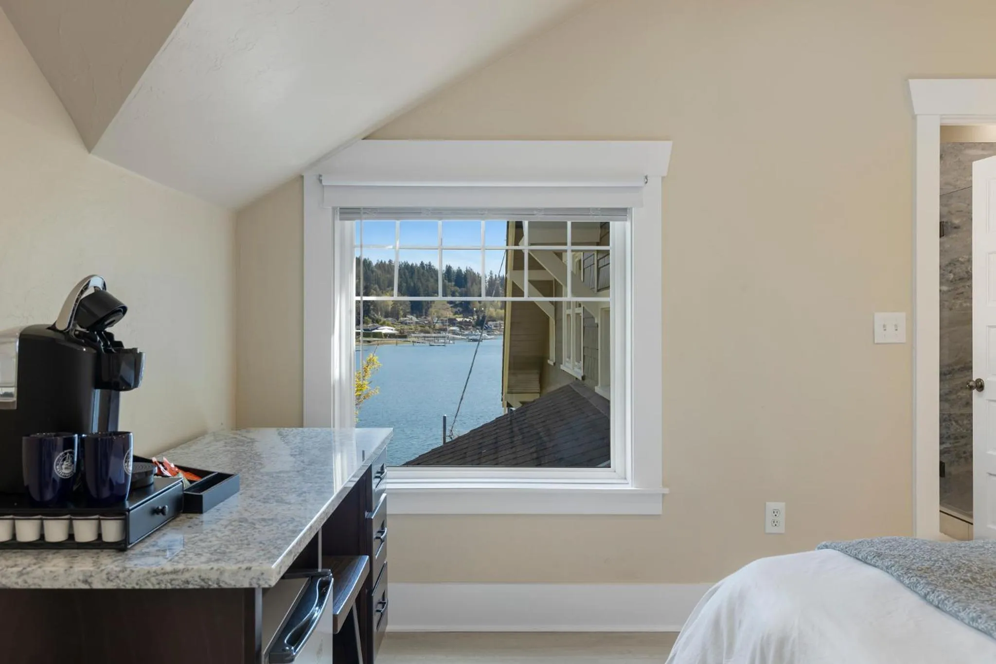 Sea view, Bed in Waterfront Inn