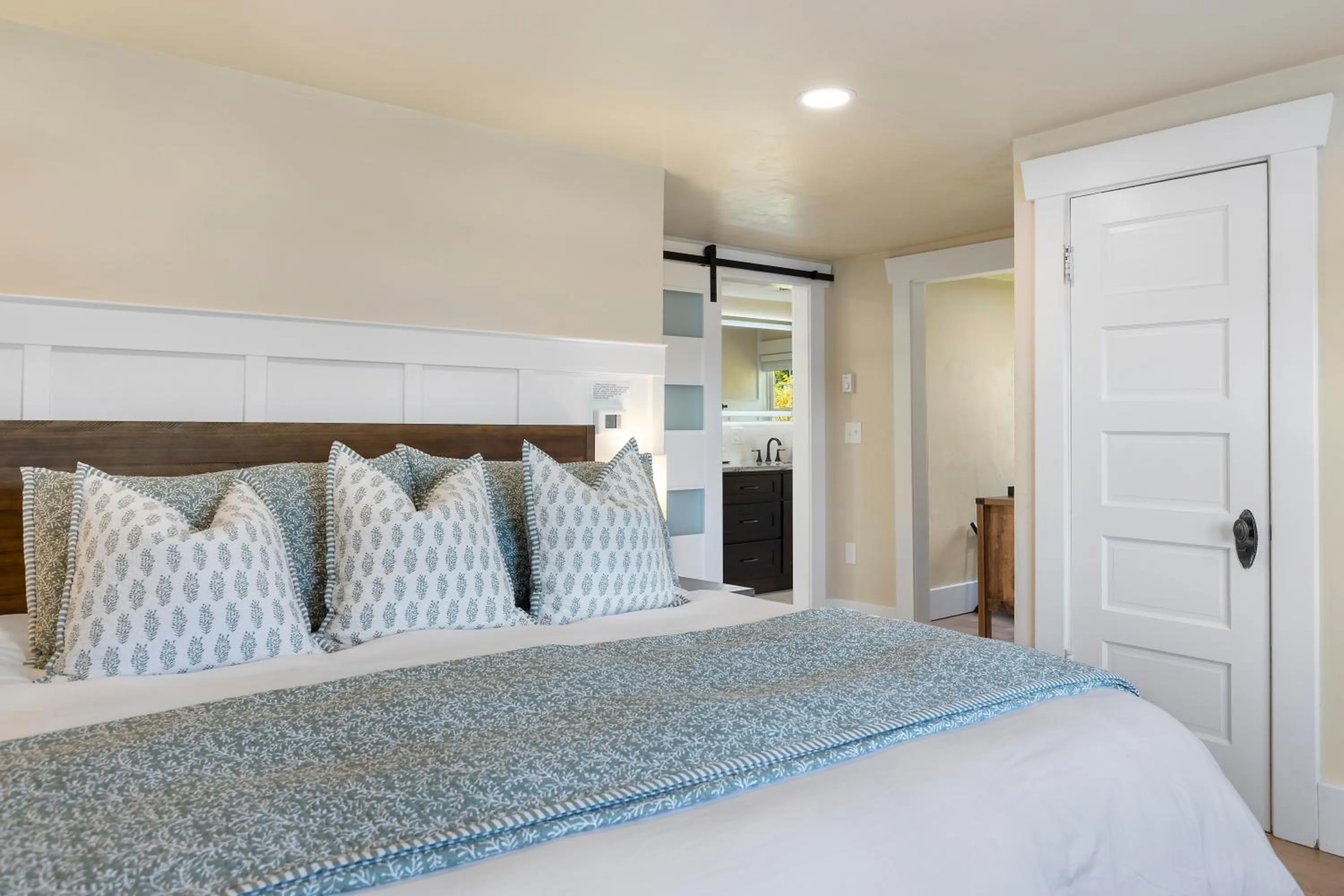 Bed in Waterfront Inn