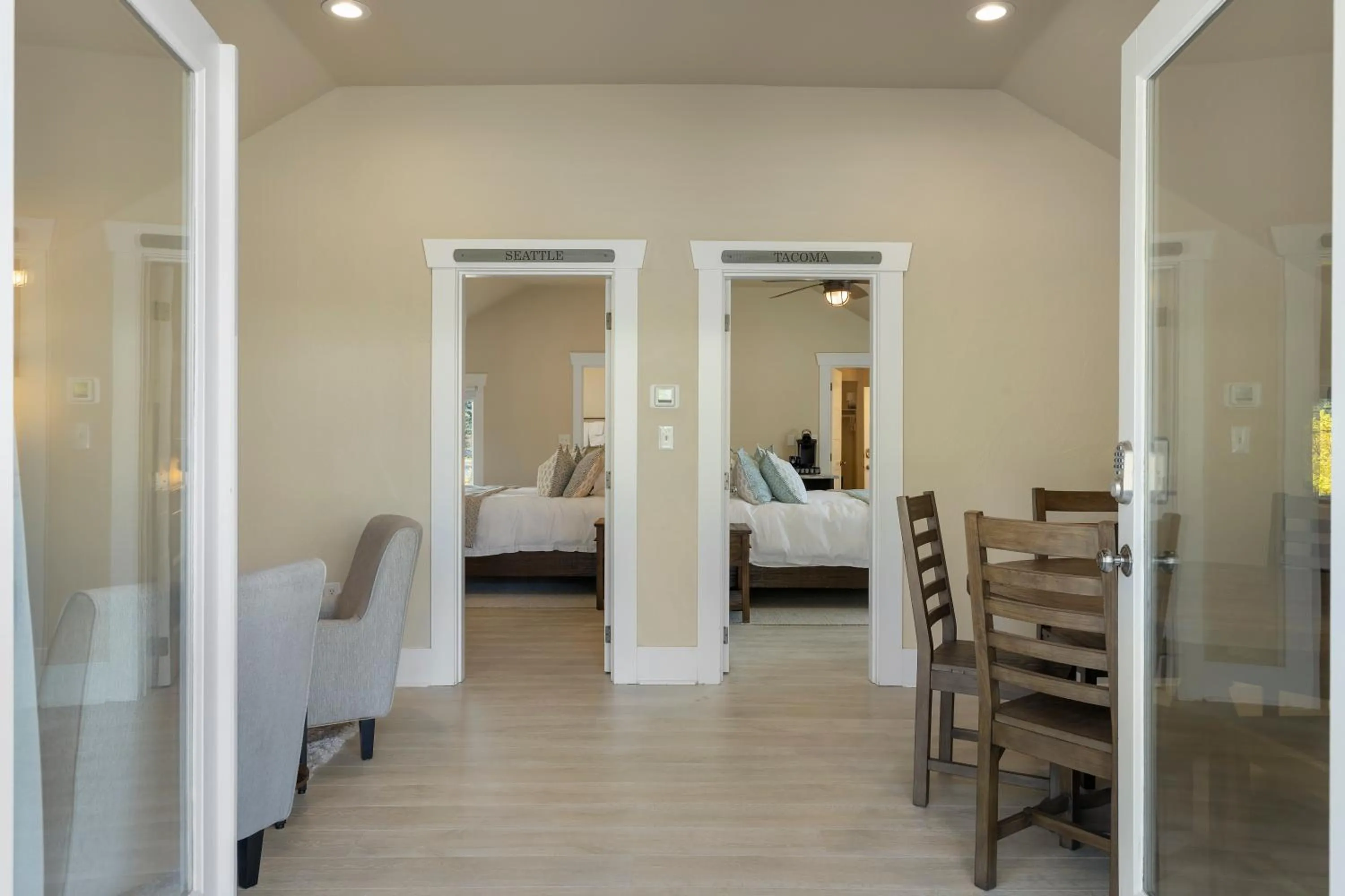 Photo of the whole room, Bed in Waterfront Inn