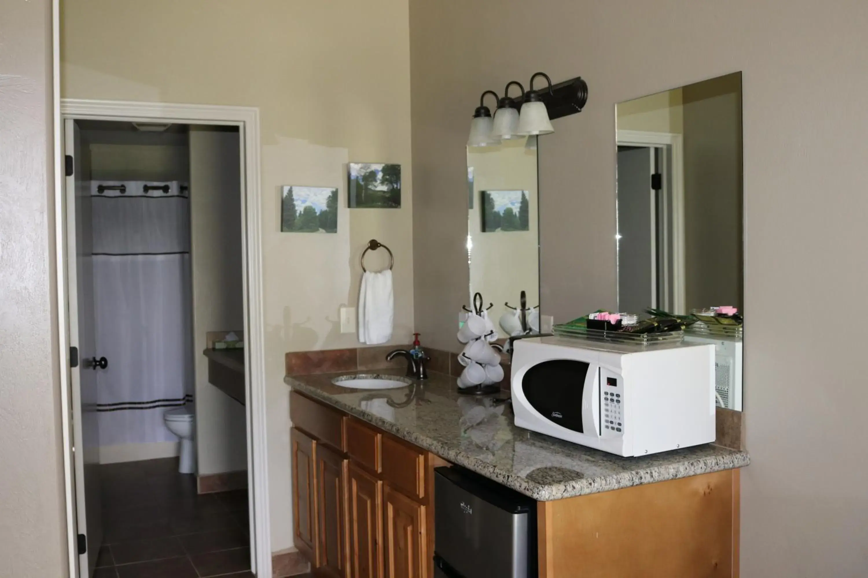 Standard Queen Room in Hidden Canyon Retreat Standard Queen Room in Hidden Canyon Retreat