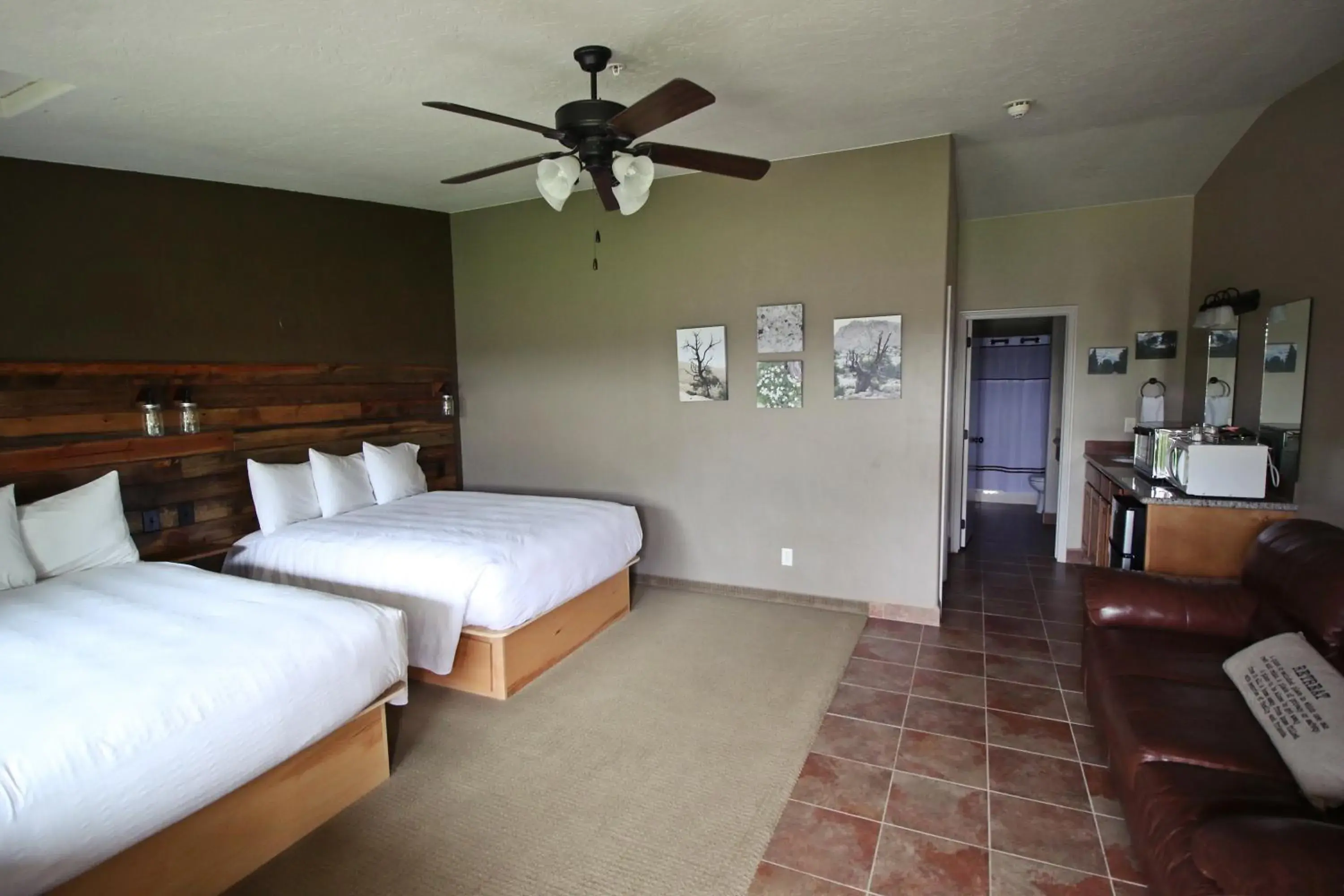 Queen Suite in Hidden Canyon Retreat Queen Suite in Hidden Canyon Retreat