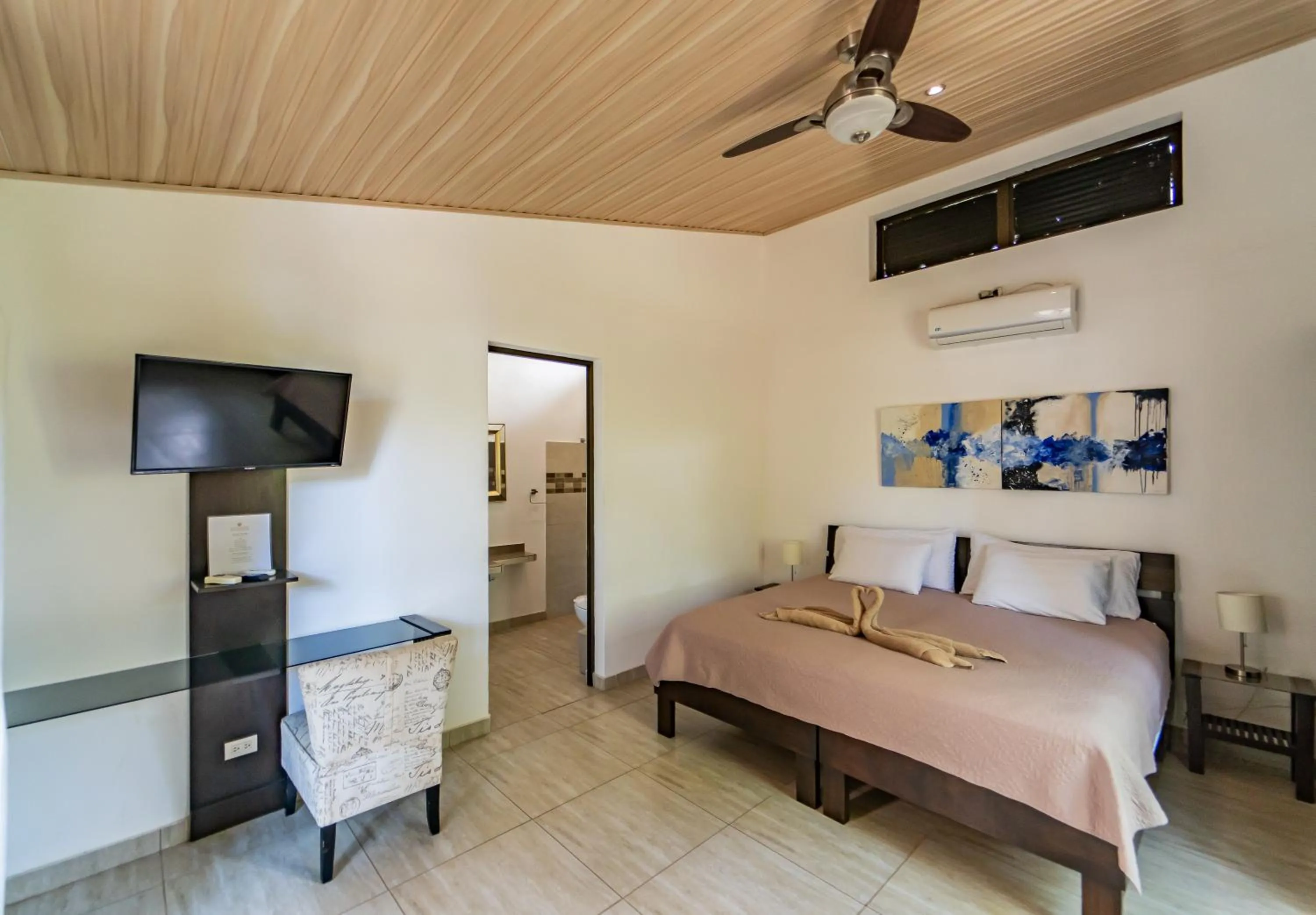 Photo of the whole room, Bed in Las Perlitas Rentals Playa Samara