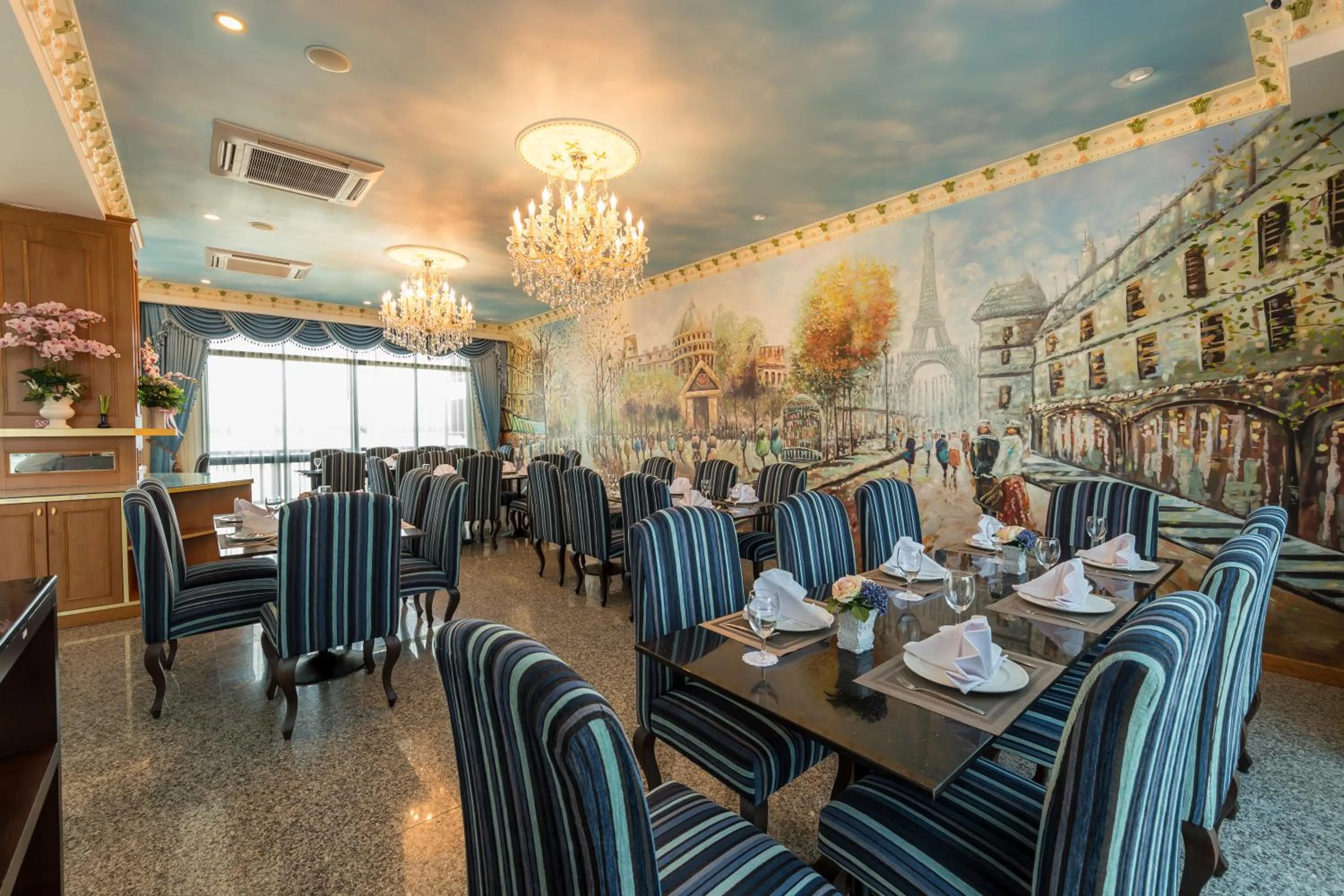 Restaurant/places to eat in Hotel de Ladda