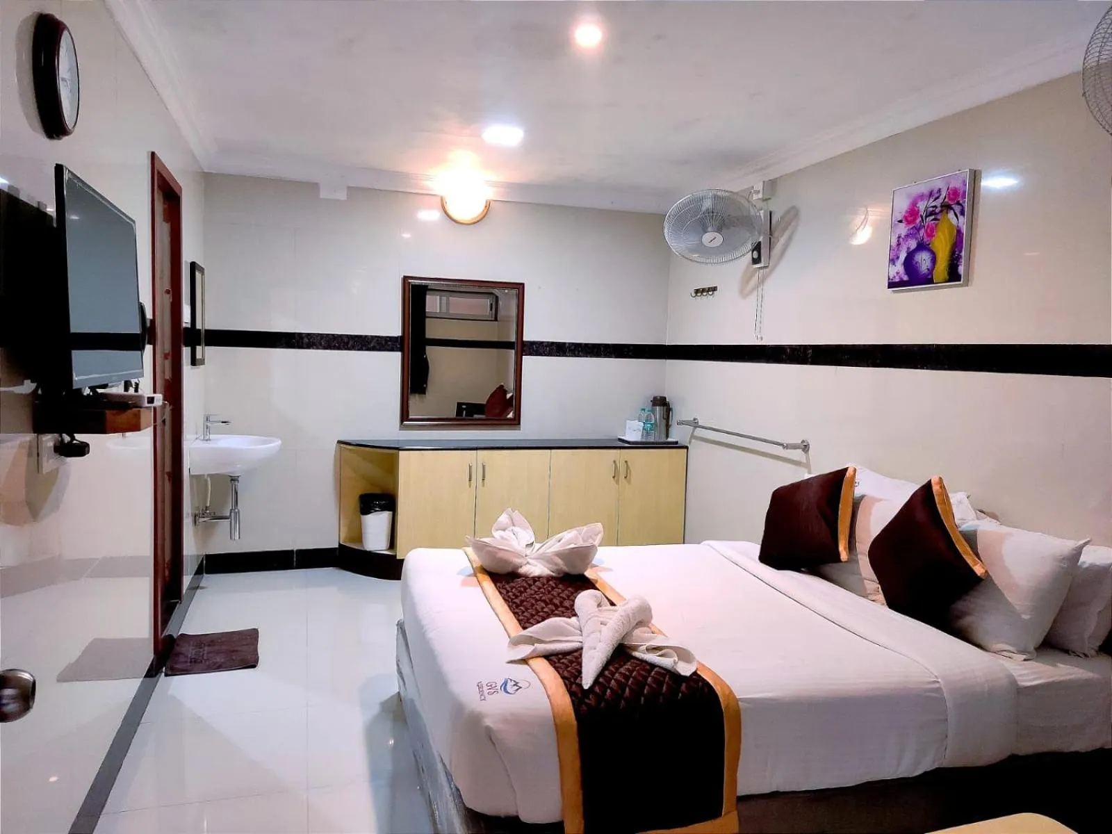 Bed in Hotel GVS Residency