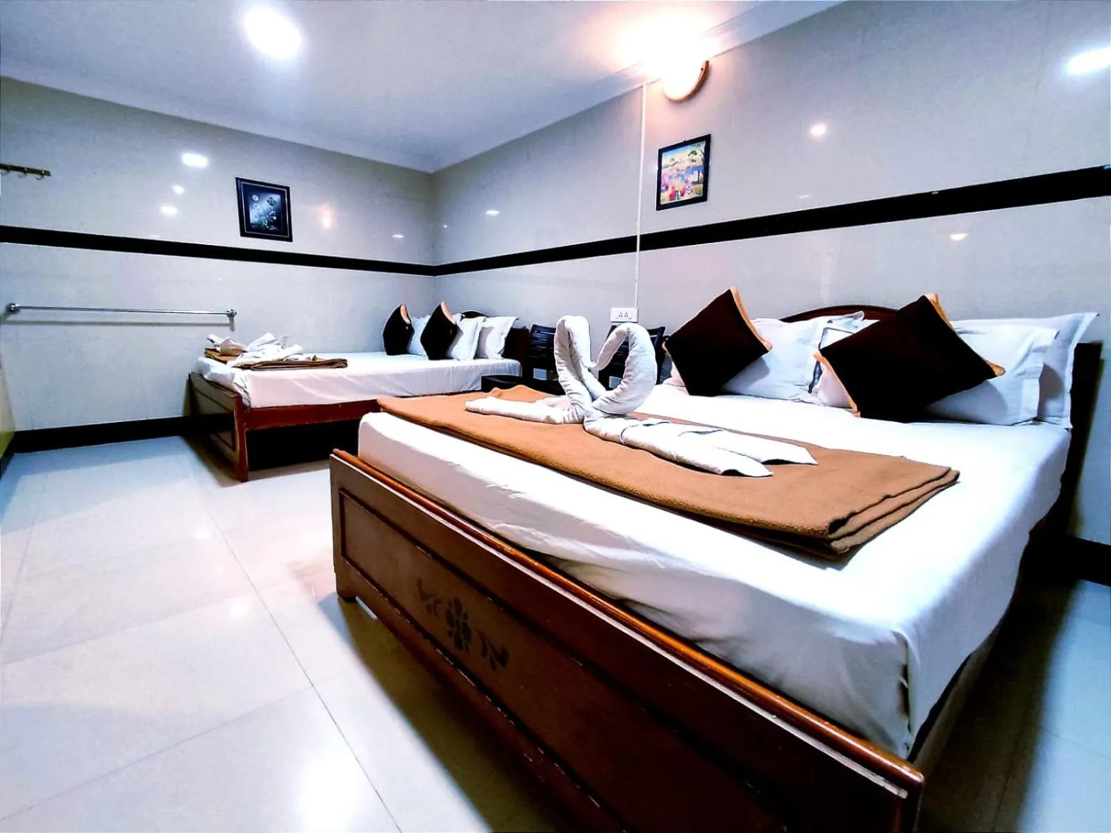 Bed in Hotel GVS Residency