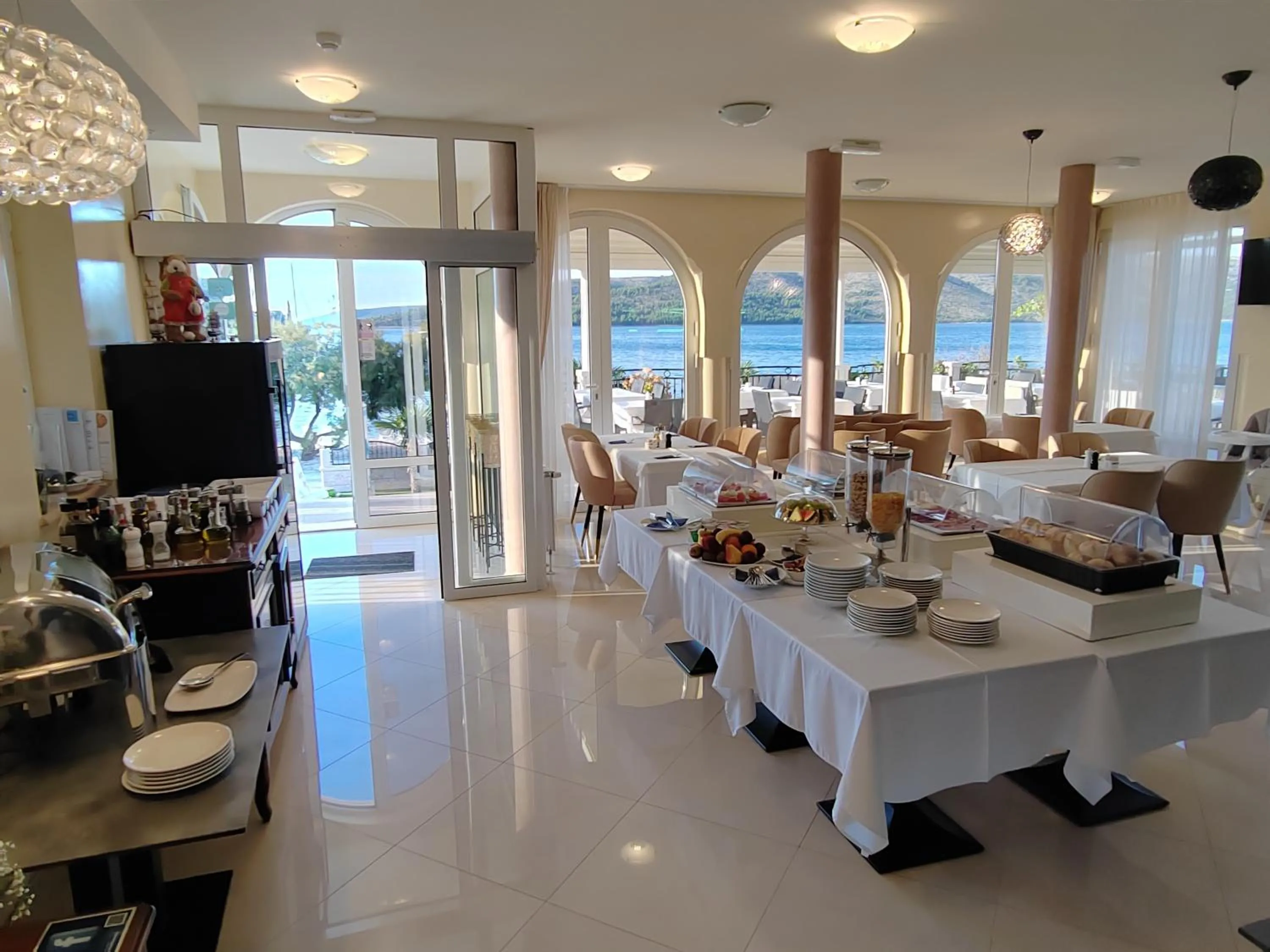 Restaurant/places to eat in Villa Mediterana